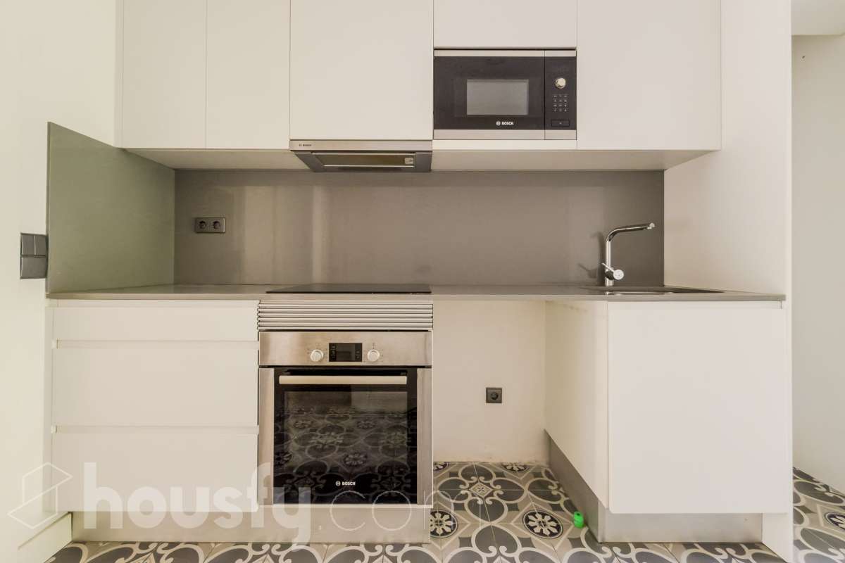 ¡Housfy presenta una oportunidad única en el corazón de la Vila de Gràcia! Si buscas un piso con luz, ubicación inmejorable, y con plaza de parking , esta es tu ocasión. Ubicado en una 2ª planta de finca con ascensor construida en2018, este piso combina tranquilidad y luminosidad. El inmueble dispone de 61 m² construidos y 54 m² sin elementos comunes (datos verificados en la Dirección General del Catastro) distribuidos en: - 1 habitación doble exterior con armarios empotrados - 1 habición indivual exterior - 1 baño completo y amplio con plato ducha - Cocina eléctrica americana - Salón-comedor cálido muy luminoso. - Cuarto para lavadora y dispensa - El confort está garantizado ya que dispone de calefacción frío/calor por conducto. El piso dispone de plaza de parking (2.40 x 5.00) al precio de 36.000€. La finca está exenta de la ITE ya que es del año 2018. La orientación SURESTE garantiza una excelente luminosidad natural durante todo el día y luz directa que te permite disfrutar del sol de la mañana El barrio se destaca por su ambiente familiar y relajado, con calles poco masificadas y una vida de barrio auténtica, alejada del turismo pero perfectamente conectada con el centro, y sin renunciar a la amplia oferta de comercios, restaurantes y vida local. Ubicada en una de las zonas más dinámicas y bien conectadas de Barcelona, esta propiedad te ofrece una combinación perfecta entre vida urbana, servicios y calidad de vida. A escasos metros del piso encontrarás la parada de metro Fontana (L3) y muy cerca de Plaça de Lesseps (L3). Además, cuenta con múltiples líneas de autobús en la misma calle (22, 24, 27, 32, H6, V17, entre otras) y estación de FGC Gràcia a pocos minutos andando, lo que te conecta rápidamente con toda la ciudad y alrededores. Una oportunidad ideal para quienes buscan una vivienda moderna en uno de los barrios más demandados de Barcelona, combinando tranquilidad, vida de barrio y excelentes comunicaciones. Aviso legal El precio de venta no incluye gastos de la compraventa como notaría, registro, impuestos, ni tampoco honorarios agencia. Esta publicación no es vinculante. Consulta siempre la nota simple con Housfy antes de formalizar la compraventa. Sobre nosotros Housfy es la plataforma integral de servicios inmobiliarios. Nuestra combinación de expertos y tecnología pone al alcance de todo el mundo servicios cómodos, claros y seguros. AICAT número: 7922. Nos encargamos de la gestión y asesoramiento de la compra. ¡Olvídate de todo! Hacemos los trámites por ti. Y, si además necesitas financiación, ponemos a tu disposición un bróker hipotecario para ayudarte a conseguir las mejores condiciones para tu perfil económico. ¿Quieres visitarla? Contacta con Housfy y agenda tu visita sin compromiso. Más información en: housfy.com Este anuncio contiene imágenes ilustrativas, con el objetivo de mostrar el potencial de la propiedad, y pueden diferir del resultado final. En cumplimiento de la Ley 8/2026 en Cataluña, el certificado de presencia o ausencia de amianto se encuentra en proceso de tramitación.-10