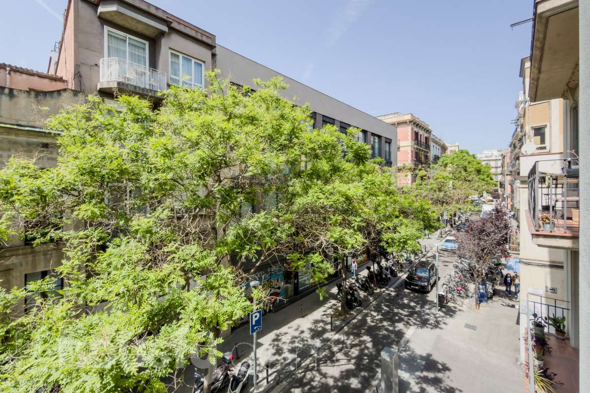 ¡Housfy presenta una oportunidad única en el corazón de la Vila de Gràcia! Si buscas un piso con luz, ubicación inmejorable, y con plaza de parking , esta es tu ocasión. Ubicado en una 2ª planta de finca con ascensor construida en2018, este piso combina tranquilidad y luminosidad. El inmueble dispone de 61 m² construidos y 54 m² sin elementos comunes (datos verificados en la Dirección General del Catastro) distribuidos en: - 1 habitación doble exterior con armarios empotrados - 1 habición indivual exterior - 1 baño completo y amplio con plato ducha - Cocina eléctrica americana - Salón-comedor cálido muy luminoso. - Cuarto para lavadora y dispensa - El confort está garantizado ya que dispone de calefacción frío/calor por conducto. El piso dispone de plaza de parking (2.40 x 5.00) al precio de 36.000€. La finca está exenta de la ITE ya que es del año 2018. La orientación SURESTE garantiza una excelente luminosidad natural durante todo el día y luz directa que te permite disfrutar del sol de la mañana El barrio se destaca por su ambiente familiar y relajado, con calles poco masificadas y una vida de barrio auténtica, alejada del turismo pero perfectamente conectada con el centro, y sin renunciar a la amplia oferta de comercios, restaurantes y vida local. Ubicada en una de las zonas más dinámicas y bien conectadas de Barcelona, esta propiedad te ofrece una combinación perfecta entre vida urbana, servicios y calidad de vida. A escasos metros del piso encontrarás la parada de metro Fontana (L3) y muy cerca de Plaça de Lesseps (L3). Además, cuenta con múltiples líneas de autobús en la misma calle (22, 24, 27, 32, H6, V17, entre otras) y estación de FGC Gràcia a pocos minutos andando, lo que te conecta rápidamente con toda la ciudad y alrededores. Una oportunidad ideal para quienes buscan una vivienda moderna en uno de los barrios más demandados de Barcelona, combinando tranquilidad, vida de barrio y excelentes comunicaciones. Aviso legal El precio de venta no incluye gastos de la compraventa como notaría, registro, impuestos, ni tampoco honorarios agencia. Esta publicación no es vinculante. Consulta siempre la nota simple con Housfy antes de formalizar la compraventa. Sobre nosotros Housfy es la plataforma integral de servicios inmobiliarios. Nuestra combinación de expertos y tecnología pone al alcance de todo el mundo servicios cómodos, claros y seguros. AICAT número: 7922. Nos encargamos de la gestión y asesoramiento de la compra. ¡Olvídate de todo! Hacemos los trámites por ti. Y, si además necesitas financiación, ponemos a tu disposición un bróker hipotecario para ayudarte a conseguir las mejores condiciones para tu perfil económico. ¿Quieres visitarla? Contacta con Housfy y agenda tu visita sin compromiso. Más información en: housfy.com Este anuncio contiene imágenes ilustrativas, con el objetivo de mostrar el potencial de la propiedad, y pueden diferir del resultado final. En cumplimiento de la Ley 8/2026 en Cataluña, el certificado de presencia o ausencia de amianto se encuentra en proceso de tramitación.-12