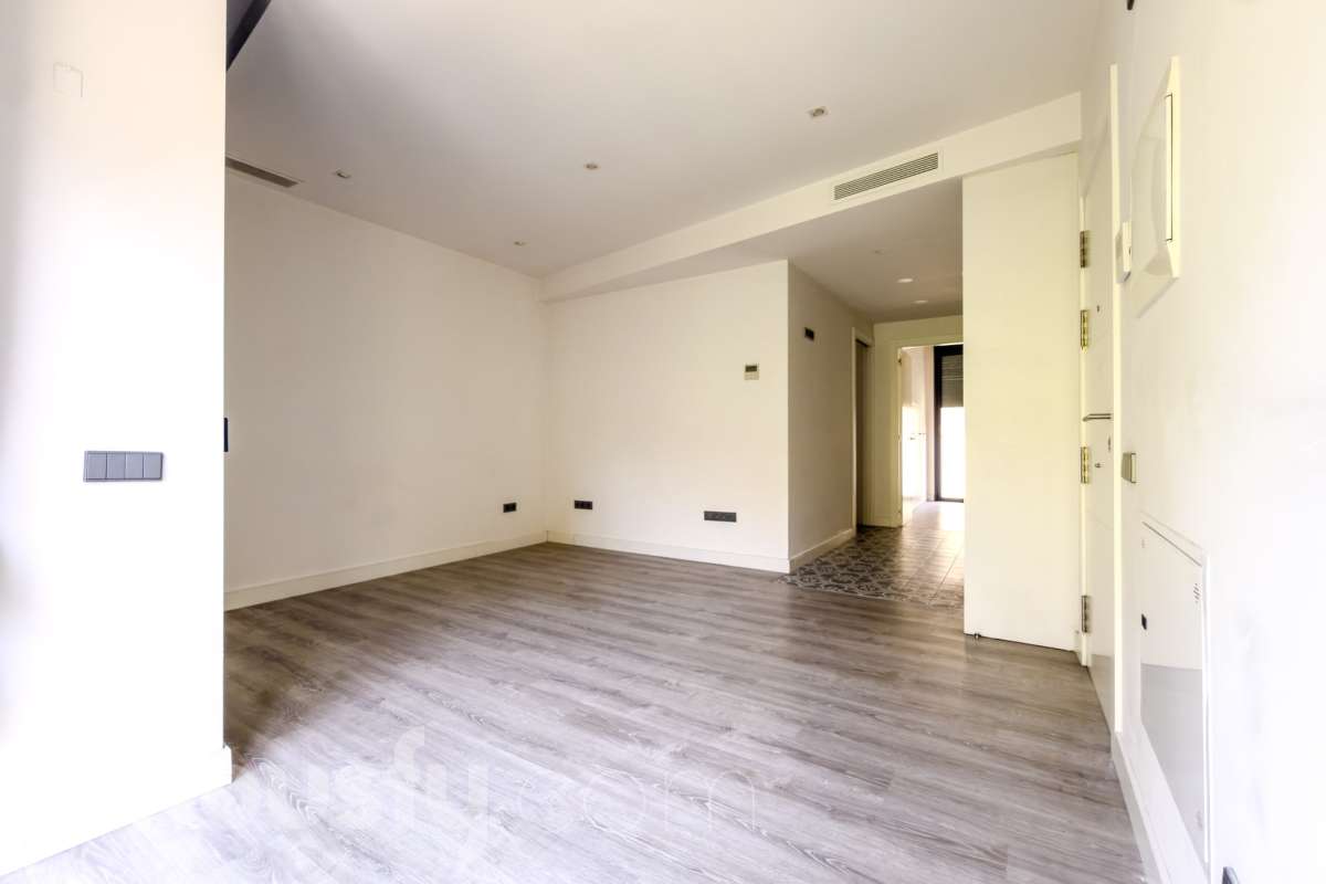 ¡Housfy presenta una oportunidad única en el corazón de la Vila de Gràcia! Si buscas un piso con luz, ubicación inmejorable, y con plaza de parking , esta es tu ocasión. Ubicado en una 2ª planta de finca con ascensor construida en2018, este piso combina tranquilidad y luminosidad. El inmueble dispone de 61 m² construidos y 54 m² sin elementos comunes (datos verificados en la Dirección General del Catastro) distribuidos en: - 1 habitación doble exterior con armarios empotrados - 1 habición indivual exterior - 1 baño completo y amplio con plato ducha - Cocina eléctrica americana - Salón-comedor cálido muy luminoso. - Cuarto para lavadora y dispensa - El confort está garantizado ya que dispone de calefacción frío/calor por conducto. El piso dispone de plaza de parking (2.40 x 5.00) al precio de 36.000€. La finca está exenta de la ITE ya que es del año 2018. La orientación SURESTE garantiza una excelente luminosidad natural durante todo el día y luz directa que te permite disfrutar del sol de la mañana El barrio se destaca por su ambiente familiar y relajado, con calles poco masificadas y una vida de barrio auténtica, alejada del turismo pero perfectamente conectada con el centro, y sin renunciar a la amplia oferta de comercios, restaurantes y vida local. Ubicada en una de las zonas más dinámicas y bien conectadas de Barcelona, esta propiedad te ofrece una combinación perfecta entre vida urbana, servicios y calidad de vida. A escasos metros del piso encontrarás la parada de metro Fontana (L3) y muy cerca de Plaça de Lesseps (L3). Además, cuenta con múltiples líneas de autobús en la misma calle (22, 24, 27, 32, H6, V17, entre otras) y estación de FGC Gràcia a pocos minutos andando, lo que te conecta rápidamente con toda la ciudad y alrededores. Una oportunidad ideal para quienes buscan una vivienda moderna en uno de los barrios más demandados de Barcelona, combinando tranquilidad, vida de barrio y excelentes comunicaciones. Aviso legal El precio de venta no incluye gastos de la compraventa como notaría, registro, impuestos, ni tampoco honorarios agencia. Esta publicación no es vinculante. Consulta siempre la nota simple con Housfy antes de formalizar la compraventa. Sobre nosotros Housfy es la plataforma integral de servicios inmobiliarios. Nuestra combinación de expertos y tecnología pone al alcance de todo el mundo servicios cómodos, claros y seguros. AICAT número: 7922. Nos encargamos de la gestión y asesoramiento de la compra. ¡Olvídate de todo! Hacemos los trámites por ti. Y, si además necesitas financiación, ponemos a tu disposición un bróker hipotecario para ayudarte a conseguir las mejores condiciones para tu perfil económico. ¿Quieres visitarla? Contacta con Housfy y agenda tu visita sin compromiso. Más información en: housfy.com Este anuncio contiene imágenes ilustrativas, con el objetivo de mostrar el potencial de la propiedad, y pueden diferir del resultado final. En cumplimiento de la Ley 8/2026 en Cataluña, el certificado de presencia o ausencia de amianto se encuentra en proceso de tramitación.-6
