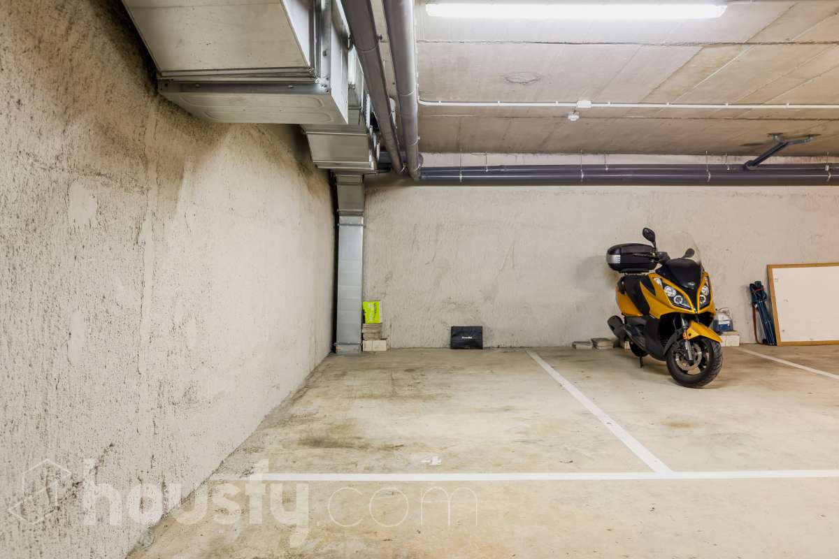 ¡Housfy presenta una oportunidad única en el corazón de la Vila de Gràcia! Si buscas un piso con luz, ubicación inmejorable, y con plaza de parking , esta es tu ocasión. Ubicado en una 2ª planta de finca con ascensor construida en2018, este piso combina tranquilidad y luminosidad. El inmueble dispone de 61 m² construidos y 54 m² sin elementos comunes (datos verificados en la Dirección General del Catastro) distribuidos en: - 1 habitación doble exterior con armarios empotrados - 1 habición indivual exterior - 1 baño completo y amplio con plato ducha - Cocina eléctrica americana - Salón-comedor cálido muy luminoso. - Cuarto para lavadora y dispensa - El confort está garantizado ya que dispone de calefacción frío/calor por conducto. El piso dispone de plaza de parking (2.40 x 5.00) al precio de 36.000€. La finca está exenta de la ITE ya que es del año 2018. La orientación SURESTE garantiza una excelente luminosidad natural durante todo el día y luz directa que te permite disfrutar del sol de la mañana El barrio se destaca por su ambiente familiar y relajado, con calles poco masificadas y una vida de barrio auténtica, alejada del turismo pero perfectamente conectada con el centro, y sin renunciar a la amplia oferta de comercios, restaurantes y vida local. Ubicada en una de las zonas más dinámicas y bien conectadas de Barcelona, esta propiedad te ofrece una combinación perfecta entre vida urbana, servicios y calidad de vida. A escasos metros del piso encontrarás la parada de metro Fontana (L3) y muy cerca de Plaça de Lesseps (L3). Además, cuenta con múltiples líneas de autobús en la misma calle (22, 24, 27, 32, H6, V17, entre otras) y estación de FGC Gràcia a pocos minutos andando, lo que te conecta rápidamente con toda la ciudad y alrededores. Una oportunidad ideal para quienes buscan una vivienda moderna en uno de los barrios más demandados de Barcelona, combinando tranquilidad, vida de barrio y excelentes comunicaciones. Aviso legal El precio de venta no incluye gastos de la compraventa como notaría, registro, impuestos, ni tampoco honorarios agencia. Esta publicación no es vinculante. Consulta siempre la nota simple con Housfy antes de formalizar la compraventa. Sobre nosotros Housfy es la plataforma integral de servicios inmobiliarios. Nuestra combinación de expertos y tecnología pone al alcance de todo el mundo servicios cómodos, claros y seguros. AICAT número: 7922. Nos encargamos de la gestión y asesoramiento de la compra. ¡Olvídate de todo! Hacemos los trámites por ti. Y, si además necesitas financiación, ponemos a tu disposición un bróker hipotecario para ayudarte a conseguir las mejores condiciones para tu perfil económico. ¿Quieres visitarla? Contacta con Housfy y agenda tu visita sin compromiso. Más información en: housfy.com Este anuncio contiene imágenes ilustrativas, con el objetivo de mostrar el potencial de la propiedad, y pueden diferir del resultado final. En cumplimiento de la Ley 8/2026 en Cataluña, el certificado de presencia o ausencia de amianto se encuentra en proceso de tramitación.-30