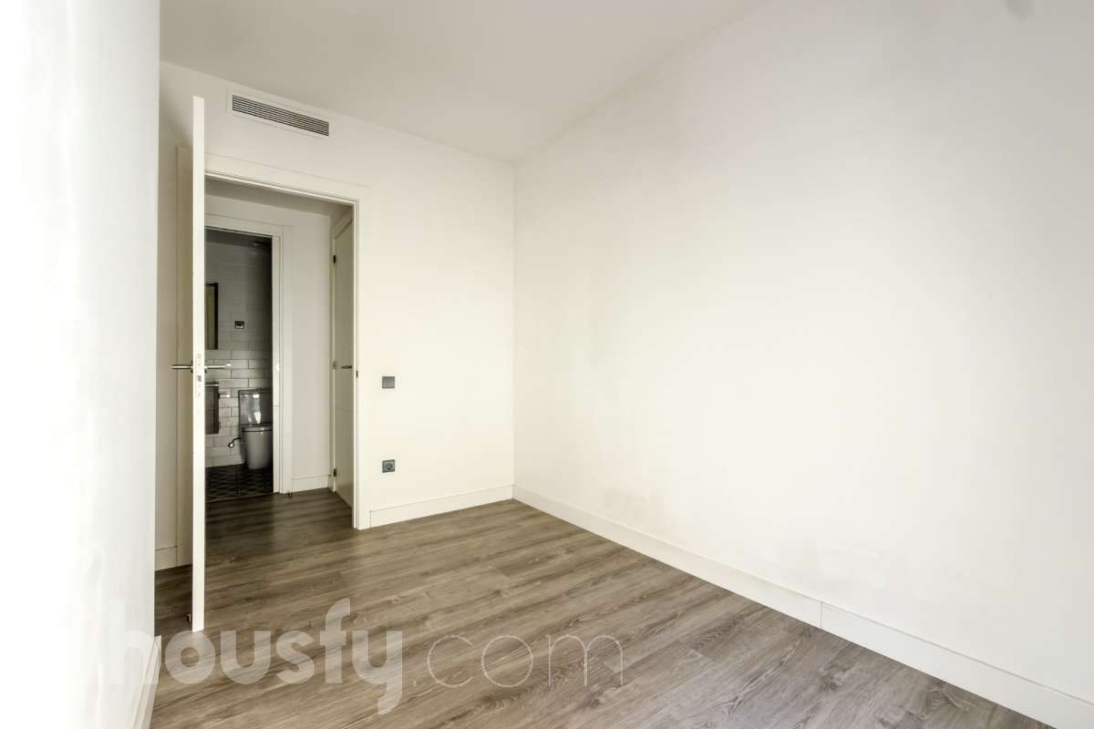 ¡Housfy presenta una oportunidad única en el corazón de la Vila de Gràcia! Si buscas un piso con luz, ubicación inmejorable, y con plaza de parking , esta es tu ocasión. Ubicado en una 2ª planta de finca con ascensor construida en2018, este piso combina tranquilidad y luminosidad. El inmueble dispone de 61 m² construidos y 54 m² sin elementos comunes (datos verificados en la Dirección General del Catastro) distribuidos en: - 1 habitación doble exterior con armarios empotrados - 1 habición indivual exterior - 1 baño completo y amplio con plato ducha - Cocina eléctrica americana - Salón-comedor cálido muy luminoso. - Cuarto para lavadora y dispensa - El confort está garantizado ya que dispone de calefacción frío/calor por conducto. El piso dispone de plaza de parking (2.40 x 5.00) al precio de 36.000€. La finca está exenta de la ITE ya que es del año 2018. La orientación SURESTE garantiza una excelente luminosidad natural durante todo el día y luz directa que te permite disfrutar del sol de la mañana El barrio se destaca por su ambiente familiar y relajado, con calles poco masificadas y una vida de barrio auténtica, alejada del turismo pero perfectamente conectada con el centro, y sin renunciar a la amplia oferta de comercios, restaurantes y vida local. Ubicada en una de las zonas más dinámicas y bien conectadas de Barcelona, esta propiedad te ofrece una combinación perfecta entre vida urbana, servicios y calidad de vida. A escasos metros del piso encontrarás la parada de metro Fontana (L3) y muy cerca de Plaça de Lesseps (L3). Además, cuenta con múltiples líneas de autobús en la misma calle (22, 24, 27, 32, H6, V17, entre otras) y estación de FGC Gràcia a pocos minutos andando, lo que te conecta rápidamente con toda la ciudad y alrededores. Una oportunidad ideal para quienes buscan una vivienda moderna en uno de los barrios más demandados de Barcelona, combinando tranquilidad, vida de barrio y excelentes comunicaciones. Aviso legal El precio de venta no incluye gastos de la compraventa como notaría, registro, impuestos, ni tampoco honorarios agencia. Esta publicación no es vinculante. Consulta siempre la nota simple con Housfy antes de formalizar la compraventa. Sobre nosotros Housfy es la plataforma integral de servicios inmobiliarios. Nuestra combinación de expertos y tecnología pone al alcance de todo el mundo servicios cómodos, claros y seguros. AICAT número: 7922. Nos encargamos de la gestión y asesoramiento de la compra. ¡Olvídate de todo! Hacemos los trámites por ti. Y, si además necesitas financiación, ponemos a tu disposición un bróker hipotecario para ayudarte a conseguir las mejores condiciones para tu perfil económico. ¿Quieres visitarla? Contacta con Housfy y agenda tu visita sin compromiso. Más información en: housfy.com Este anuncio contiene imágenes ilustrativas, con el objetivo de mostrar el potencial de la propiedad, y pueden diferir del resultado final. En cumplimiento de la Ley 8/2026 en Cataluña, el certificado de presencia o ausencia de amianto se encuentra en proceso de tramitación.-29