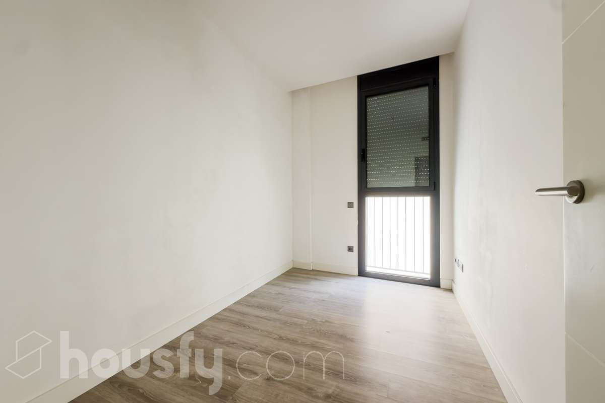 ¡Housfy presenta una oportunidad única en el corazón de la Vila de Gràcia! Si buscas un piso con luz, ubicación inmejorable, y con plaza de parking , esta es tu ocasión. Ubicado en una 2ª planta de finca con ascensor construida en2018, este piso combina tranquilidad y luminosidad. El inmueble dispone de 61 m² construidos y 54 m² sin elementos comunes (datos verificados en la Dirección General del Catastro) distribuidos en: - 1 habitación doble exterior con armarios empotrados - 1 habición indivual exterior - 1 baño completo y amplio con plato ducha - Cocina eléctrica americana - Salón-comedor cálido muy luminoso. - Cuarto para lavadora y dispensa - El confort está garantizado ya que dispone de calefacción frío/calor por conducto. El piso dispone de plaza de parking (2.40 x 5.00) al precio de 36.000€. La finca está exenta de la ITE ya que es del año 2018. La orientación SURESTE garantiza una excelente luminosidad natural durante todo el día y luz directa que te permite disfrutar del sol de la mañana El barrio se destaca por su ambiente familiar y relajado, con calles poco masificadas y una vida de barrio auténtica, alejada del turismo pero perfectamente conectada con el centro, y sin renunciar a la amplia oferta de comercios, restaurantes y vida local. Ubicada en una de las zonas más dinámicas y bien conectadas de Barcelona, esta propiedad te ofrece una combinación perfecta entre vida urbana, servicios y calidad de vida. A escasos metros del piso encontrarás la parada de metro Fontana (L3) y muy cerca de Plaça de Lesseps (L3). Además, cuenta con múltiples líneas de autobús en la misma calle (22, 24, 27, 32, H6, V17, entre otras) y estación de FGC Gràcia a pocos minutos andando, lo que te conecta rápidamente con toda la ciudad y alrededores. Una oportunidad ideal para quienes buscan una vivienda moderna en uno de los barrios más demandados de Barcelona, combinando tranquilidad, vida de barrio y excelentes comunicaciones. Aviso legal El precio de venta no incluye gastos de la compraventa como notaría, registro, impuestos, ni tampoco honorarios agencia. Esta publicación no es vinculante. Consulta siempre la nota simple con Housfy antes de formalizar la compraventa. Sobre nosotros Housfy es la plataforma integral de servicios inmobiliarios. Nuestra combinación de expertos y tecnología pone al alcance de todo el mundo servicios cómodos, claros y seguros. AICAT número: 7922. Nos encargamos de la gestión y asesoramiento de la compra. ¡Olvídate de todo! Hacemos los trámites por ti. Y, si además necesitas financiación, ponemos a tu disposición un bróker hipotecario para ayudarte a conseguir las mejores condiciones para tu perfil económico. ¿Quieres visitarla? Contacta con Housfy y agenda tu visita sin compromiso. Más información en: housfy.com Este anuncio contiene imágenes ilustrativas, con el objetivo de mostrar el potencial de la propiedad, y pueden diferir del resultado final. En cumplimiento de la Ley 8/2026 en Cataluña, el certificado de presencia o ausencia de amianto se encuentra en proceso de tramitación.-27