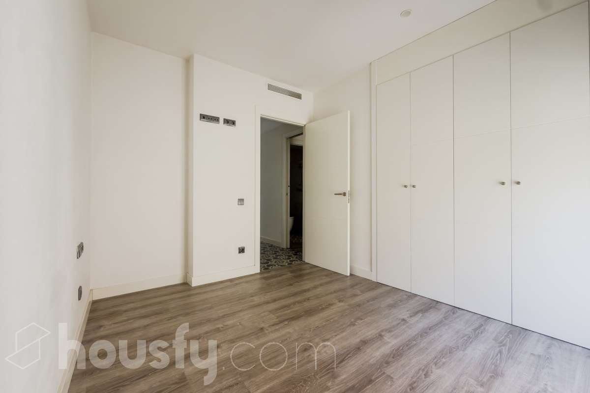 ¡Housfy presenta una oportunidad única en el corazón de la Vila de Gràcia! Si buscas un piso con luz, ubicación inmejorable, y con plaza de parking , esta es tu ocasión. Ubicado en una 2ª planta de finca con ascensor construida en2018, este piso combina tranquilidad y luminosidad. El inmueble dispone de 61 m² construidos y 54 m² sin elementos comunes (datos verificados en la Dirección General del Catastro) distribuidos en: - 1 habitación doble exterior con armarios empotrados - 1 habición indivual exterior - 1 baño completo y amplio con plato ducha - Cocina eléctrica americana - Salón-comedor cálido muy luminoso. - Cuarto para lavadora y dispensa - El confort está garantizado ya que dispone de calefacción frío/calor por conducto. El piso dispone de plaza de parking (2.40 x 5.00) al precio de 36.000€. La finca está exenta de la ITE ya que es del año 2018. La orientación SURESTE garantiza una excelente luminosidad natural durante todo el día y luz directa que te permite disfrutar del sol de la mañana El barrio se destaca por su ambiente familiar y relajado, con calles poco masificadas y una vida de barrio auténtica, alejada del turismo pero perfectamente conectada con el centro, y sin renunciar a la amplia oferta de comercios, restaurantes y vida local. Ubicada en una de las zonas más dinámicas y bien conectadas de Barcelona, esta propiedad te ofrece una combinación perfecta entre vida urbana, servicios y calidad de vida. A escasos metros del piso encontrarás la parada de metro Fontana (L3) y muy cerca de Plaça de Lesseps (L3). Además, cuenta con múltiples líneas de autobús en la misma calle (22, 24, 27, 32, H6, V17, entre otras) y estación de FGC Gràcia a pocos minutos andando, lo que te conecta rápidamente con toda la ciudad y alrededores. Una oportunidad ideal para quienes buscan una vivienda moderna en uno de los barrios más demandados de Barcelona, combinando tranquilidad, vida de barrio y excelentes comunicaciones. Aviso legal El precio de venta no incluye gastos de la compraventa como notaría, registro, impuestos, ni tampoco honorarios agencia. Esta publicación no es vinculante. Consulta siempre la nota simple con Housfy antes de formalizar la compraventa. Sobre nosotros Housfy es la plataforma integral de servicios inmobiliarios. Nuestra combinación de expertos y tecnología pone al alcance de todo el mundo servicios cómodos, claros y seguros. AICAT número: 7922. Nos encargamos de la gestión y asesoramiento de la compra. ¡Olvídate de todo! Hacemos los trámites por ti. Y, si además necesitas financiación, ponemos a tu disposición un bróker hipotecario para ayudarte a conseguir las mejores condiciones para tu perfil económico. ¿Quieres visitarla? Contacta con Housfy y agenda tu visita sin compromiso. Más información en: housfy.com Este anuncio contiene imágenes ilustrativas, con el objetivo de mostrar el potencial de la propiedad, y pueden diferir del resultado final. En cumplimiento de la Ley 8/2026 en Cataluña, el certificado de presencia o ausencia de amianto se encuentra en proceso de tramitación.-15