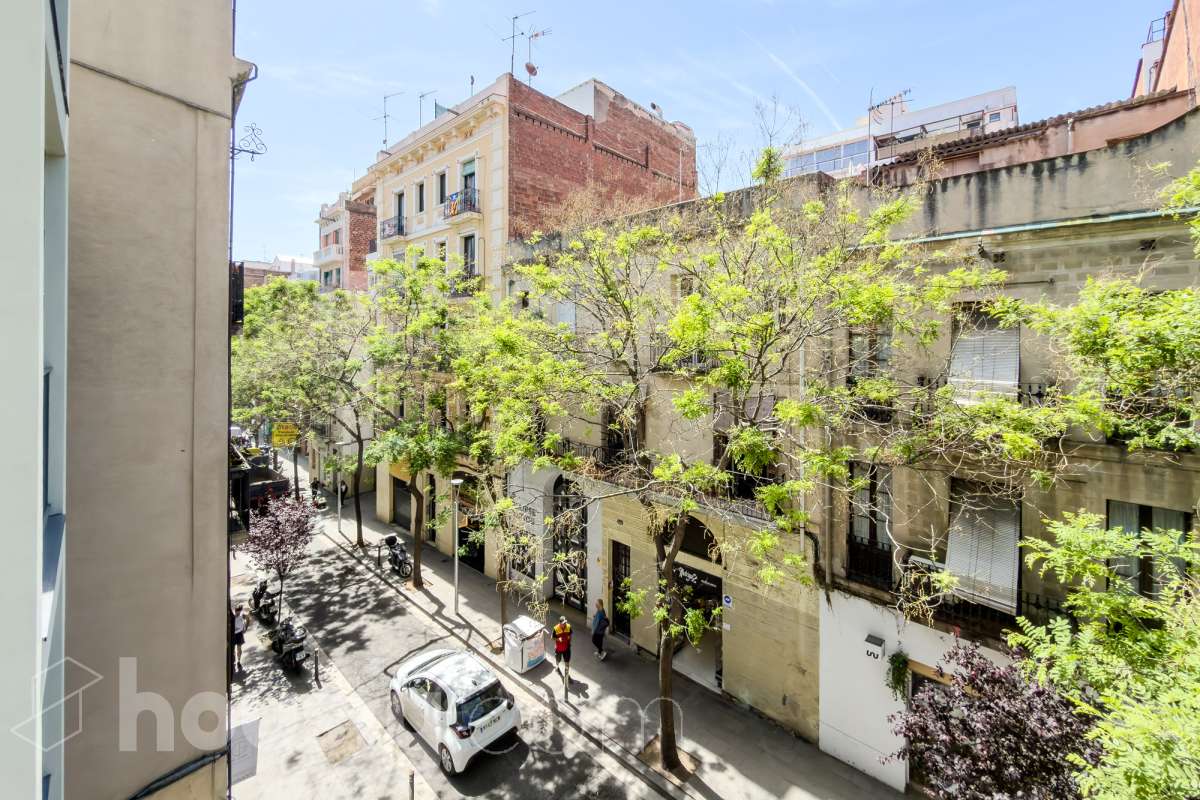 ¡Housfy presenta una oportunidad única en el corazón de la Vila de Gràcia! Si buscas un piso con luz, ubicación inmejorable, y con plaza de parking , esta es tu ocasión. Ubicado en una 2ª planta de finca con ascensor construida en2018, este piso combina tranquilidad y luminosidad. El inmueble dispone de 61 m² construidos y 54 m² sin elementos comunes (datos verificados en la Dirección General del Catastro) distribuidos en: - 1 habitación doble exterior con armarios empotrados - 1 habición indivual exterior - 1 baño completo y amplio con plato ducha - Cocina eléctrica americana - Salón-comedor cálido muy luminoso. - Cuarto para lavadora y dispensa - El confort está garantizado ya que dispone de calefacción frío/calor por conducto. El piso dispone de plaza de parking (2.40 x 5.00) al precio de 36.000€. La finca está exenta de la ITE ya que es del año 2018. La orientación SURESTE garantiza una excelente luminosidad natural durante todo el día y luz directa que te permite disfrutar del sol de la mañana El barrio se destaca por su ambiente familiar y relajado, con calles poco masificadas y una vida de barrio auténtica, alejada del turismo pero perfectamente conectada con el centro, y sin renunciar a la amplia oferta de comercios, restaurantes y vida local. Ubicada en una de las zonas más dinámicas y bien conectadas de Barcelona, esta propiedad te ofrece una combinación perfecta entre vida urbana, servicios y calidad de vida. A escasos metros del piso encontrarás la parada de metro Fontana (L3) y muy cerca de Plaça de Lesseps (L3). Además, cuenta con múltiples líneas de autobús en la misma calle (22, 24, 27, 32, H6, V17, entre otras) y estación de FGC Gràcia a pocos minutos andando, lo que te conecta rápidamente con toda la ciudad y alrededores. Una oportunidad ideal para quienes buscan una vivienda moderna en uno de los barrios más demandados de Barcelona, combinando tranquilidad, vida de barrio y excelentes comunicaciones. Aviso legal El precio de venta no incluye gastos de la compraventa como notaría, registro, impuestos, ni tampoco honorarios agencia. Esta publicación no es vinculante. Consulta siempre la nota simple con Housfy antes de formalizar la compraventa. Sobre nosotros Housfy es la plataforma integral de servicios inmobiliarios. Nuestra combinación de expertos y tecnología pone al alcance de todo el mundo servicios cómodos, claros y seguros. AICAT número: 7922. Nos encargamos de la gestión y asesoramiento de la compra. ¡Olvídate de todo! Hacemos los trámites por ti. Y, si además necesitas financiación, ponemos a tu disposición un bróker hipotecario para ayudarte a conseguir las mejores condiciones para tu perfil económico. ¿Quieres visitarla? Contacta con Housfy y agenda tu visita sin compromiso. Más información en: housfy.com Este anuncio contiene imágenes ilustrativas, con el objetivo de mostrar el potencial de la propiedad, y pueden diferir del resultado final. En cumplimiento de la Ley 8/2026 en Cataluña, el certificado de presencia o ausencia de amianto se encuentra en proceso de tramitación.-13