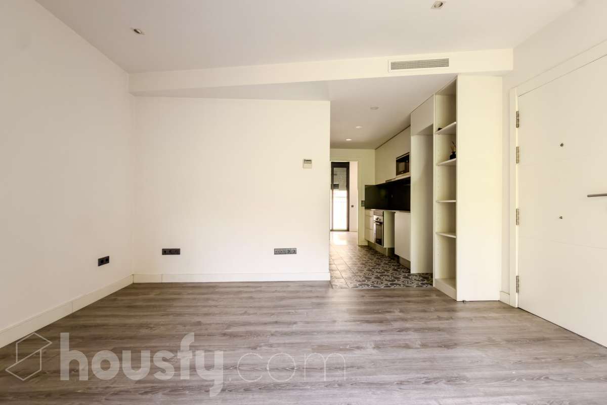 ¡Housfy presenta una oportunidad única en el corazón de la Vila de Gràcia! Si buscas un piso con luz, ubicación inmejorable, y con plaza de parking , esta es tu ocasión. Ubicado en una 2ª planta de finca con ascensor construida en2018, este piso combina tranquilidad y luminosidad. El inmueble dispone de 61 m² construidos y 54 m² sin elementos comunes (datos verificados en la Dirección General del Catastro) distribuidos en: - 1 habitación doble exterior con armarios empotrados - 1 habición indivual exterior - 1 baño completo y amplio con plato ducha - Cocina eléctrica americana - Salón-comedor cálido muy luminoso. - Cuarto para lavadora y dispensa - El confort está garantizado ya que dispone de calefacción frío/calor por conducto. El piso dispone de plaza de parking (2.40 x 5.00) al precio de 36.000€. La finca está exenta de la ITE ya que es del año 2018. La orientación SURESTE garantiza una excelente luminosidad natural durante todo el día y luz directa que te permite disfrutar del sol de la mañana El barrio se destaca por su ambiente familiar y relajado, con calles poco masificadas y una vida de barrio auténtica, alejada del turismo pero perfectamente conectada con el centro, y sin renunciar a la amplia oferta de comercios, restaurantes y vida local. Ubicada en una de las zonas más dinámicas y bien conectadas de Barcelona, esta propiedad te ofrece una combinación perfecta entre vida urbana, servicios y calidad de vida. A escasos metros del piso encontrarás la parada de metro Fontana (L3) y muy cerca de Plaça de Lesseps (L3). Además, cuenta con múltiples líneas de autobús en la misma calle (22, 24, 27, 32, H6, V17, entre otras) y estación de FGC Gràcia a pocos minutos andando, lo que te conecta rápidamente con toda la ciudad y alrededores. Una oportunidad ideal para quienes buscan una vivienda moderna en uno de los barrios más demandados de Barcelona, combinando tranquilidad, vida de barrio y excelentes comunicaciones. Aviso legal El precio de venta no incluye gastos de la compraventa como notaría, registro, impuestos, ni tampoco honorarios agencia. Esta publicación no es vinculante. Consulta siempre la nota simple con Housfy antes de formalizar la compraventa. Sobre nosotros Housfy es la plataforma integral de servicios inmobiliarios. Nuestra combinación de expertos y tecnología pone al alcance de todo el mundo servicios cómodos, claros y seguros. AICAT número: 7922. Nos encargamos de la gestión y asesoramiento de la compra. ¡Olvídate de todo! Hacemos los trámites por ti. Y, si además necesitas financiación, ponemos a tu disposición un bróker hipotecario para ayudarte a conseguir las mejores condiciones para tu perfil económico. ¿Quieres visitarla? Contacta con Housfy y agenda tu visita sin compromiso. Más información en: housfy.com Este anuncio contiene imágenes ilustrativas, con el objetivo de mostrar el potencial de la propiedad, y pueden diferir del resultado final. En cumplimiento de la Ley 8/2026 en Cataluña, el certificado de presencia o ausencia de amianto se encuentra en proceso de tramitación.-9