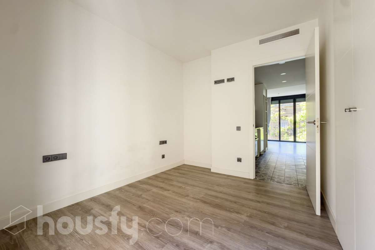 ¡Housfy presenta una oportunidad única en el corazón de la Vila de Gràcia! Si buscas un piso con luz, ubicación inmejorable, y con plaza de parking , esta es tu ocasión. Ubicado en una 2ª planta de finca con ascensor construida en2018, este piso combina tranquilidad y luminosidad. El inmueble dispone de 61 m² construidos y 54 m² sin elementos comunes (datos verificados en la Dirección General del Catastro) distribuidos en: - 1 habitación doble exterior con armarios empotrados - 1 habición indivual exterior - 1 baño completo y amplio con plato ducha - Cocina eléctrica americana - Salón-comedor cálido muy luminoso. - Cuarto para lavadora y dispensa - El confort está garantizado ya que dispone de calefacción frío/calor por conducto. El piso dispone de plaza de parking (2.40 x 5.00) al precio de 36.000€. La finca está exenta de la ITE ya que es del año 2018. La orientación SURESTE garantiza una excelente luminosidad natural durante todo el día y luz directa que te permite disfrutar del sol de la mañana El barrio se destaca por su ambiente familiar y relajado, con calles poco masificadas y una vida de barrio auténtica, alejada del turismo pero perfectamente conectada con el centro, y sin renunciar a la amplia oferta de comercios, restaurantes y vida local. Ubicada en una de las zonas más dinámicas y bien conectadas de Barcelona, esta propiedad te ofrece una combinación perfecta entre vida urbana, servicios y calidad de vida. A escasos metros del piso encontrarás la parada de metro Fontana (L3) y muy cerca de Plaça de Lesseps (L3). Además, cuenta con múltiples líneas de autobús en la misma calle (22, 24, 27, 32, H6, V17, entre otras) y estación de FGC Gràcia a pocos minutos andando, lo que te conecta rápidamente con toda la ciudad y alrededores. Una oportunidad ideal para quienes buscan una vivienda moderna en uno de los barrios más demandados de Barcelona, combinando tranquilidad, vida de barrio y excelentes comunicaciones. Aviso legal El precio de venta no incluye gastos de la compraventa como notaría, registro, impuestos, ni tampoco honorarios agencia. Esta publicación no es vinculante. Consulta siempre la nota simple con Housfy antes de formalizar la compraventa. Sobre nosotros Housfy es la plataforma integral de servicios inmobiliarios. Nuestra combinación de expertos y tecnología pone al alcance de todo el mundo servicios cómodos, claros y seguros. AICAT número: 7922. Nos encargamos de la gestión y asesoramiento de la compra. ¡Olvídate de todo! Hacemos los trámites por ti. Y, si además necesitas financiación, ponemos a tu disposición un bróker hipotecario para ayudarte a conseguir las mejores condiciones para tu perfil económico. ¿Quieres visitarla? Contacta con Housfy y agenda tu visita sin compromiso. Más información en: housfy.com Este anuncio contiene imágenes ilustrativas, con el objetivo de mostrar el potencial de la propiedad, y pueden diferir del resultado final. En cumplimiento de la Ley 8/2026 en Cataluña, el certificado de presencia o ausencia de amianto se encuentra en proceso de tramitación.-14