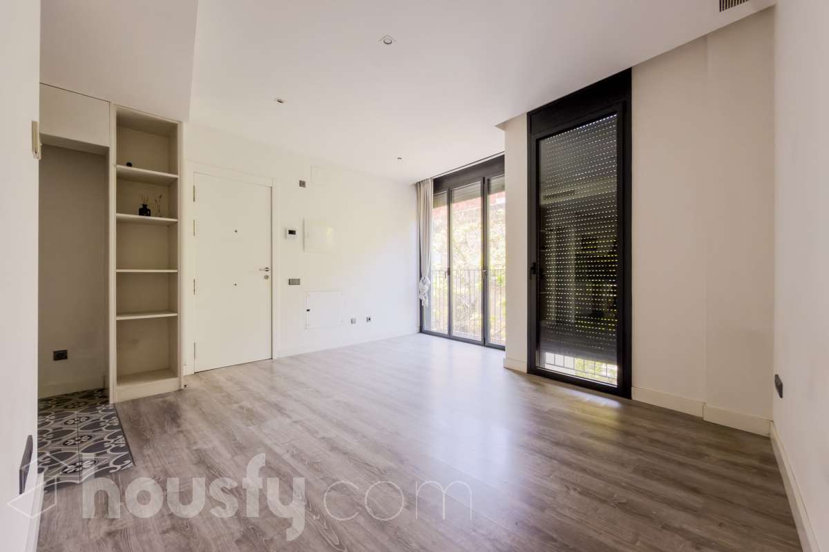 ¡Housfy presenta una oportunidad única en el corazón de la Vila de Gràcia! Si buscas un piso con luz, ubicación inmejorable, y con plaza de parking , esta es tu ocasión. Ubicado en una 2ª planta de finca con ascensor construida en2018, este piso combina tranquilidad y luminosidad. El inmueble dispone de 61 m² construidos y 54 m² sin elementos comunes (datos verificados en la Dirección General del Catastro) distribuidos en: - 1 habitación doble exterior con armarios empotrados - 1 habición indivual exterior - 1 baño completo y amplio con plato ducha - Cocina eléctrica americana - Salón-comedor cálido muy luminoso. - Cuarto para lavadora y dispensa - El confort está garantizado ya que dispone de calefacción frío/calor por conducto. El piso dispone de plaza de parking (2.40 x 5.00) al precio de 36.000€. La finca está exenta de la ITE ya que es del año 2018. La orientación SURESTE garantiza una excelente luminosidad natural durante todo el día y luz directa que te permite disfrutar del sol de la mañana El barrio se destaca por su ambiente familiar y relajado, con calles poco masificadas y una vida de barrio auténtica, alejada del turismo pero perfectamente conectada con el centro, y sin renunciar a la amplia oferta de comercios, restaurantes y vida local. Ubicada en una de las zonas más dinámicas y bien conectadas de Barcelona, esta propiedad te ofrece una combinación perfecta entre vida urbana, servicios y calidad de vida. A escasos metros del piso encontrarás la parada de metro Fontana (L3) y muy cerca de Plaça de Lesseps (L3). Además, cuenta con múltiples líneas de autobús en la misma calle (22, 24, 27, 32, H6, V17, entre otras) y estación de FGC Gràcia a pocos minutos andando, lo que te conecta rápidamente con toda la ciudad y alrededores. Una oportunidad ideal para quienes buscan una vivienda moderna en uno de los barrios más demandados de Barcelona, combinando tranquilidad, vida de barrio y excelentes comunicaciones. Aviso legal El precio de venta no incluye gastos de la compraventa como notaría, registro, impuestos, ni tampoco honorarios agencia. Esta publicación no es vinculante. Consulta siempre la nota simple con Housfy antes de formalizar la compraventa. Sobre nosotros Housfy es la plataforma integral de servicios inmobiliarios. Nuestra combinación de expertos y tecnología pone al alcance de todo el mundo servicios cómodos, claros y seguros. AICAT número: 7922. Nos encargamos de la gestión y asesoramiento de la compra. ¡Olvídate de todo! Hacemos los trámites por ti. Y, si además necesitas financiación, ponemos a tu disposición un bróker hipotecario para ayudarte a conseguir las mejores condiciones para tu perfil económico. ¿Quieres visitarla? Contacta con Housfy y agenda tu visita sin compromiso. Más información en: housfy.com Este anuncio contiene imágenes ilustrativas, con el objetivo de mostrar el potencial de la propiedad, y pueden diferir del resultado final. En cumplimiento de la Ley 8/2026 en Cataluña, el certificado de presencia o ausencia de amianto se encuentra en proceso de tramitación.-4