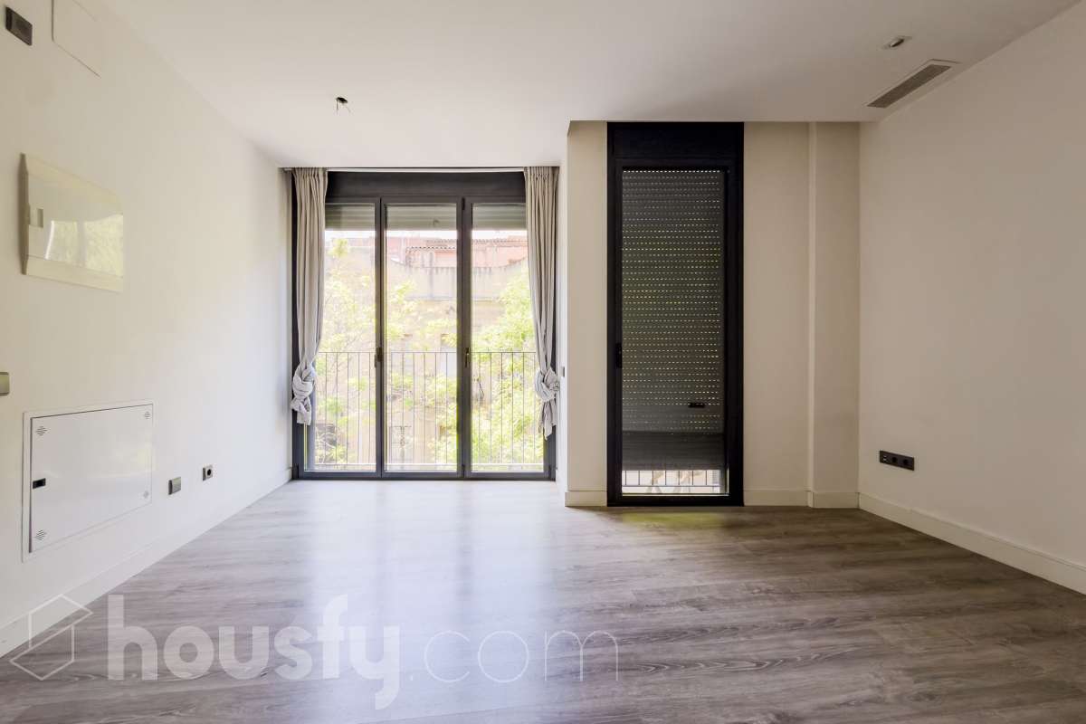 ¡Housfy presenta una oportunidad única en el corazón de la Vila de Gràcia! Si buscas un piso con luz, ubicación inmejorable, y con plaza de parking , esta es tu ocasión. Ubicado en una 2ª planta de finca con ascensor construida en2018, este piso combina tranquilidad y luminosidad. El inmueble dispone de 61 m² construidos y 54 m² sin elementos comunes (datos verificados en la Dirección General del Catastro) distribuidos en: - 1 habitación doble exterior con armarios empotrados - 1 habición indivual exterior - 1 baño completo y amplio con plato ducha - Cocina eléctrica americana - Salón-comedor cálido muy luminoso. - Cuarto para lavadora y dispensa - El confort está garantizado ya que dispone de calefacción frío/calor por conducto. El piso dispone de plaza de parking (2.40 x 5.00) al precio de 36.000€. La finca está exenta de la ITE ya que es del año 2018. La orientación SURESTE garantiza una excelente luminosidad natural durante todo el día y luz directa que te permite disfrutar del sol de la mañana El barrio se destaca por su ambiente familiar y relajado, con calles poco masificadas y una vida de barrio auténtica, alejada del turismo pero perfectamente conectada con el centro, y sin renunciar a la amplia oferta de comercios, restaurantes y vida local. Ubicada en una de las zonas más dinámicas y bien conectadas de Barcelona, esta propiedad te ofrece una combinación perfecta entre vida urbana, servicios y calidad de vida. A escasos metros del piso encontrarás la parada de metro Fontana (L3) y muy cerca de Plaça de Lesseps (L3). Además, cuenta con múltiples líneas de autobús en la misma calle (22, 24, 27, 32, H6, V17, entre otras) y estación de FGC Gràcia a pocos minutos andando, lo que te conecta rápidamente con toda la ciudad y alrededores. Una oportunidad ideal para quienes buscan una vivienda moderna en uno de los barrios más demandados de Barcelona, combinando tranquilidad, vida de barrio y excelentes comunicaciones. Aviso legal El precio de venta no incluye gastos de la compraventa como notaría, registro, impuestos, ni tampoco honorarios agencia. Esta publicación no es vinculante. Consulta siempre la nota simple con Housfy antes de formalizar la compraventa. Sobre nosotros Housfy es la plataforma integral de servicios inmobiliarios. Nuestra combinación de expertos y tecnología pone al alcance de todo el mundo servicios cómodos, claros y seguros. AICAT número: 7922. Nos encargamos de la gestión y asesoramiento de la compra. ¡Olvídate de todo! Hacemos los trámites por ti. Y, si además necesitas financiación, ponemos a tu disposición un bróker hipotecario para ayudarte a conseguir las mejores condiciones para tu perfil económico. ¿Quieres visitarla? Contacta con Housfy y agenda tu visita sin compromiso. Más información en: housfy.com Este anuncio contiene imágenes ilustrativas, con el objetivo de mostrar el potencial de la propiedad, y pueden diferir del resultado final. En cumplimiento de la Ley 8/2026 en Cataluña, el certificado de presencia o ausencia de amianto se encuentra en proceso de tramitación.-2