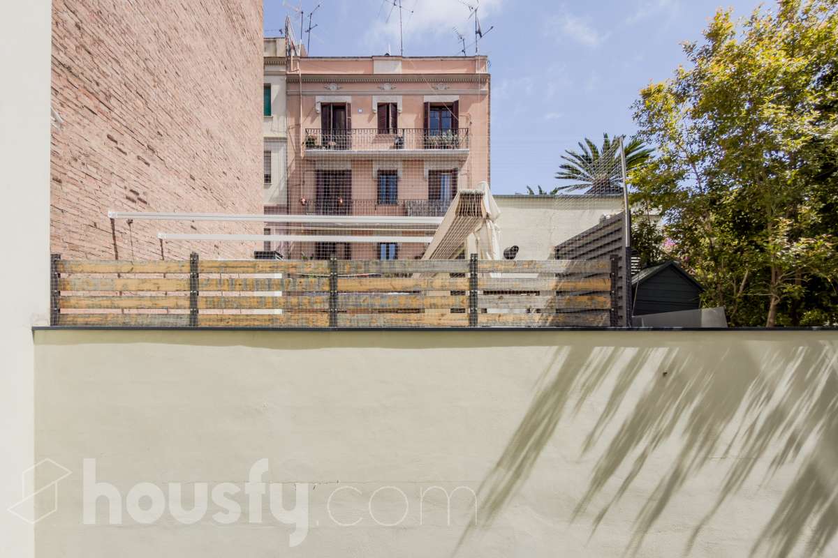 ¡Housfy presenta una oportunidad única en el corazón de la Vila de Gràcia! Si buscas un piso con luz, ubicación inmejorable, y con plaza de parking , esta es tu ocasión. Ubicado en una 2ª planta de finca con ascensor construida en2018, este piso combina tranquilidad y luminosidad. El inmueble dispone de 61 m² construidos y 54 m² sin elementos comunes (datos verificados en la Dirección General del Catastro) distribuidos en: - 1 habitación doble exterior con armarios empotrados - 1 habición indivual exterior - 1 baño completo y amplio con plato ducha - Cocina eléctrica americana - Salón-comedor cálido muy luminoso. - Cuarto para lavadora y dispensa - El confort está garantizado ya que dispone de calefacción frío/calor por conducto. El piso dispone de plaza de parking (2.40 x 5.00) al precio de 36.000€. La finca está exenta de la ITE ya que es del año 2018. La orientación SURESTE garantiza una excelente luminosidad natural durante todo el día y luz directa que te permite disfrutar del sol de la mañana El barrio se destaca por su ambiente familiar y relajado, con calles poco masificadas y una vida de barrio auténtica, alejada del turismo pero perfectamente conectada con el centro, y sin renunciar a la amplia oferta de comercios, restaurantes y vida local. Ubicada en una de las zonas más dinámicas y bien conectadas de Barcelona, esta propiedad te ofrece una combinación perfecta entre vida urbana, servicios y calidad de vida. A escasos metros del piso encontrarás la parada de metro Fontana (L3) y muy cerca de Plaça de Lesseps (L3). Además, cuenta con múltiples líneas de autobús en la misma calle (22, 24, 27, 32, H6, V17, entre otras) y estación de FGC Gràcia a pocos minutos andando, lo que te conecta rápidamente con toda la ciudad y alrededores. Una oportunidad ideal para quienes buscan una vivienda moderna en uno de los barrios más demandados de Barcelona, combinando tranquilidad, vida de barrio y excelentes comunicaciones. Aviso legal El precio de venta no incluye gastos de la compraventa como notaría, registro, impuestos, ni tampoco honorarios agencia. Esta publicación no es vinculante. Consulta siempre la nota simple con Housfy antes de formalizar la compraventa. Sobre nosotros Housfy es la plataforma integral de servicios inmobiliarios. Nuestra combinación de expertos y tecnología pone al alcance de todo el mundo servicios cómodos, claros y seguros. AICAT número: 7922. Nos encargamos de la gestión y asesoramiento de la compra. ¡Olvídate de todo! Hacemos los trámites por ti. Y, si además necesitas financiación, ponemos a tu disposición un bróker hipotecario para ayudarte a conseguir las mejores condiciones para tu perfil económico. ¿Quieres visitarla? Contacta con Housfy y agenda tu visita sin compromiso. Más información en: housfy.com Este anuncio contiene imágenes ilustrativas, con el objetivo de mostrar el potencial de la propiedad, y pueden diferir del resultado final. En cumplimiento de la Ley 8/2026 en Cataluña, el certificado de presencia o ausencia de amianto se encuentra en proceso de tramitación.-20