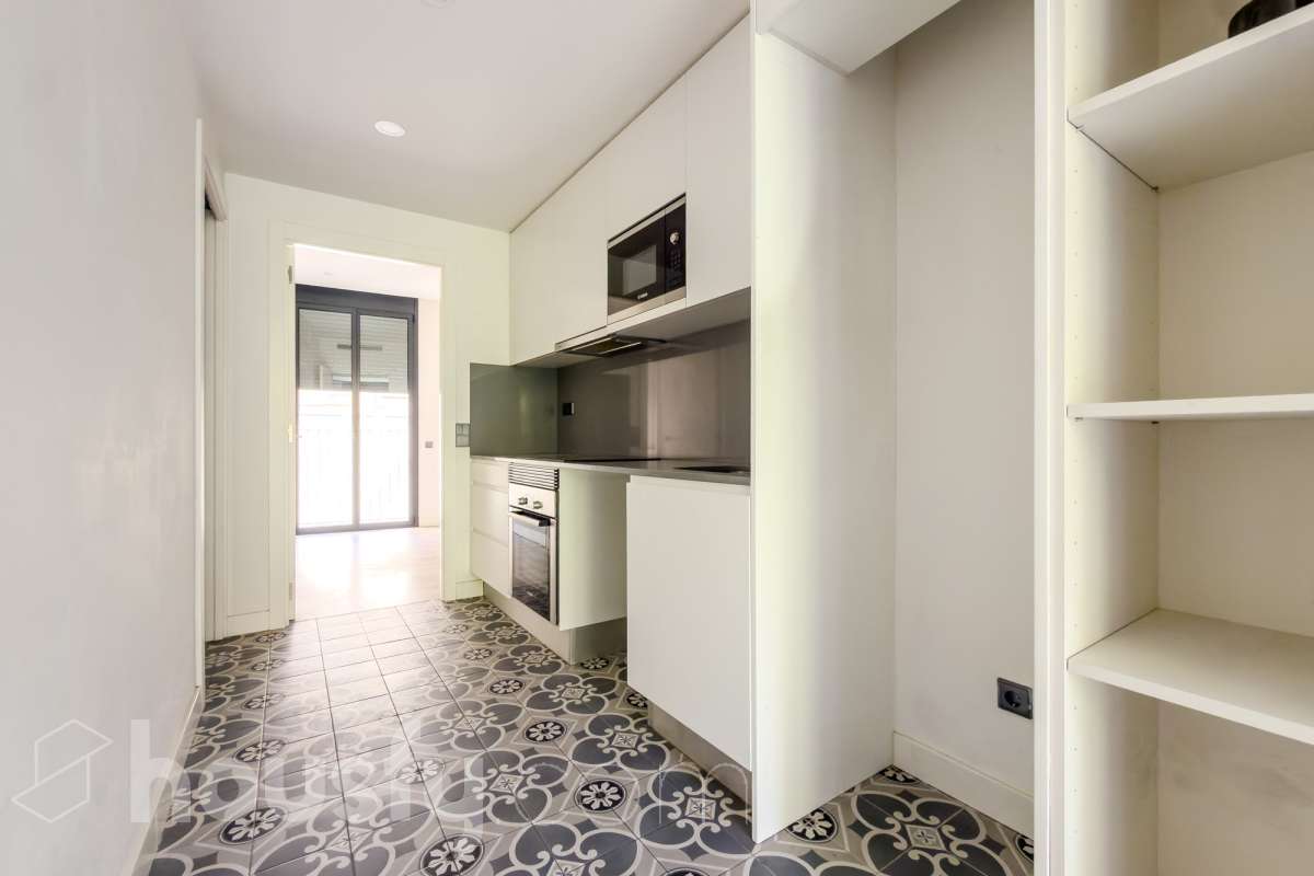 ¡Housfy presenta una oportunidad única en el corazón de la Vila de Gràcia! Si buscas un piso con luz, ubicación inmejorable, y con plaza de parking , esta es tu ocasión. Ubicado en una 2ª planta de finca con ascensor construida en2018, este piso combina tranquilidad y luminosidad. El inmueble dispone de 61 m² construidos y 54 m² sin elementos comunes (datos verificados en la Dirección General del Catastro) distribuidos en: - 1 habitación doble exterior con armarios empotrados - 1 habición indivual exterior - 1 baño completo y amplio con plato ducha - Cocina eléctrica americana - Salón-comedor cálido muy luminoso. - Cuarto para lavadora y dispensa - El confort está garantizado ya que dispone de calefacción frío/calor por conducto. El piso dispone de plaza de parking (2.40 x 5.00) al precio de 36.000€. La finca está exenta de la ITE ya que es del año 2018. La orientación SURESTE garantiza una excelente luminosidad natural durante todo el día y luz directa que te permite disfrutar del sol de la mañana El barrio se destaca por su ambiente familiar y relajado, con calles poco masificadas y una vida de barrio auténtica, alejada del turismo pero perfectamente conectada con el centro, y sin renunciar a la amplia oferta de comercios, restaurantes y vida local. Ubicada en una de las zonas más dinámicas y bien conectadas de Barcelona, esta propiedad te ofrece una combinación perfecta entre vida urbana, servicios y calidad de vida. A escasos metros del piso encontrarás la parada de metro Fontana (L3) y muy cerca de Plaça de Lesseps (L3). Además, cuenta con múltiples líneas de autobús en la misma calle (22, 24, 27, 32, H6, V17, entre otras) y estación de FGC Gràcia a pocos minutos andando, lo que te conecta rápidamente con toda la ciudad y alrededores. Una oportunidad ideal para quienes buscan una vivienda moderna en uno de los barrios más demandados de Barcelona, combinando tranquilidad, vida de barrio y excelentes comunicaciones. Aviso legal El precio de venta no incluye gastos de la compraventa como notaría, registro, impuestos, ni tampoco honorarios agencia. Esta publicación no es vinculante. Consulta siempre la nota simple con Housfy antes de formalizar la compraventa. Sobre nosotros Housfy es la plataforma integral de servicios inmobiliarios. Nuestra combinación de expertos y tecnología pone al alcance de todo el mundo servicios cómodos, claros y seguros. AICAT número: 7922. Nos encargamos de la gestión y asesoramiento de la compra. ¡Olvídate de todo! Hacemos los trámites por ti. Y, si además necesitas financiación, ponemos a tu disposición un bróker hipotecario para ayudarte a conseguir las mejores condiciones para tu perfil económico. ¿Quieres visitarla? Contacta con Housfy y agenda tu visita sin compromiso. Más información en: housfy.com Este anuncio contiene imágenes ilustrativas, con el objetivo de mostrar el potencial de la propiedad, y pueden diferir del resultado final. En cumplimiento de la Ley 8/2026 en Cataluña, el certificado de presencia o ausencia de amianto se encuentra en proceso de tramitación.-11