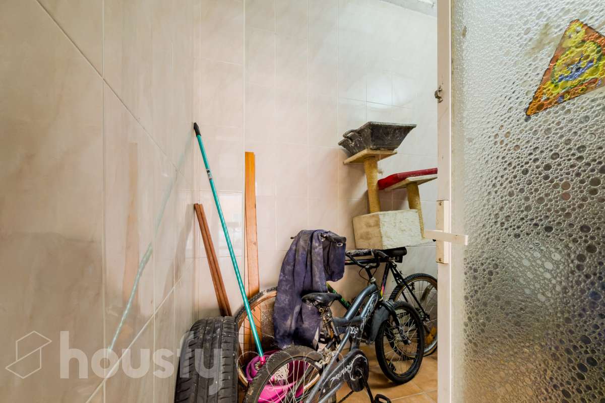 Housfy vende 🏡 amplio local ubicado en Badalona, el cuál consta de 54m2 ( 54m2 útiles ) (verificados con la Dirección General de Catastro). Construido en el año: 1966. Distribución de estancias - Acceso directo desde la calle y entrada desde la finca. -1 Baño . - La propiedad dispone de trastero con salida de luz exterior (con claraboya). - Habitación independiente. - Gran oportunidad de inversión, posibilidad de convertirlo a vivienda. - Cercano a colegios y autobuses. Zona y entorno Respecto a la ubicación, se sitúa en Badalona, municipio de Barcelona. Esta propiedad se encuentra cerca de transporte público, colegios, supermercados y farmacias. Aviso legal El precio de venta no incluye gastos de la compraventa como notaría, registro, impuestos, ni tampoco honorarios agencia. Esta publicación no es vinculante. Consulta siempre la nota simple con Housfy antes de formalizar la compraventa. Sobre nosotros Housfy es la plataforma integral de servicios inmobiliarios. Nuestra combinación de expertos y tecnología pone al alcance de todo el mundo servicios cómodos, claros y seguros. AICAT número: 7922. Nos encargamos de la gestión y asesoramiento de la compra. ¡Olvídate de todo! Hacemos los trámites por ti. Y, si además necesitas financiación, ponemos a tu disposición un bróker hipotecario para ayudarte a conseguir las mejores condiciones para tu perfil económico. ¿Quieres visitarla? Contacta con Housfy y agenda tu visita sin compromiso. Más información en: housfy.com Este anuncio contiene imágenes ilustrativas, con el objetivo de mostrar el potencial de la propiedad, y pueden diferir del resultado final. En cumplimiento de la Ley 8/2026 en Cataluña, el certificado de presencia o ausencia de amianto se encuentra en proceso de tramitación.-26