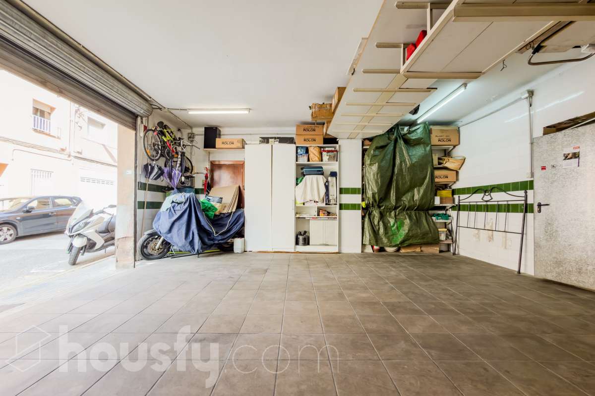 Housfy vende 🏡 amplio local ubicado en Badalona, el cuál consta de 54m2 ( 54m2 útiles ) (verificados con la Dirección General de Catastro). Construido en el año: 1966. Distribución de estancias - Acceso directo desde la calle y entrada desde la finca. -1 Baño . - La propiedad dispone de trastero con salida de luz exterior (con claraboya). - Habitación independiente. - Gran oportunidad de inversión, posibilidad de convertirlo a vivienda. - Cercano a colegios y autobuses. Zona y entorno Respecto a la ubicación, se sitúa en Badalona, municipio de Barcelona. Esta propiedad se encuentra cerca de transporte público, colegios, supermercados y farmacias. Aviso legal El precio de venta no incluye gastos de la compraventa como notaría, registro, impuestos, ni tampoco honorarios agencia. Esta publicación no es vinculante. Consulta siempre la nota simple con Housfy antes de formalizar la compraventa. Sobre nosotros Housfy es la plataforma integral de servicios inmobiliarios. Nuestra combinación de expertos y tecnología pone al alcance de todo el mundo servicios cómodos, claros y seguros. AICAT número: 7922. Nos encargamos de la gestión y asesoramiento de la compra. ¡Olvídate de todo! Hacemos los trámites por ti. Y, si además necesitas financiación, ponemos a tu disposición un bróker hipotecario para ayudarte a conseguir las mejores condiciones para tu perfil económico. ¿Quieres visitarla? Contacta con Housfy y agenda tu visita sin compromiso. Más información en: housfy.com Este anuncio contiene imágenes ilustrativas, con el objetivo de mostrar el potencial de la propiedad, y pueden diferir del resultado final. En cumplimiento de la Ley 8/2026 en Cataluña, el certificado de presencia o ausencia de amianto se encuentra en proceso de tramitación.-10
