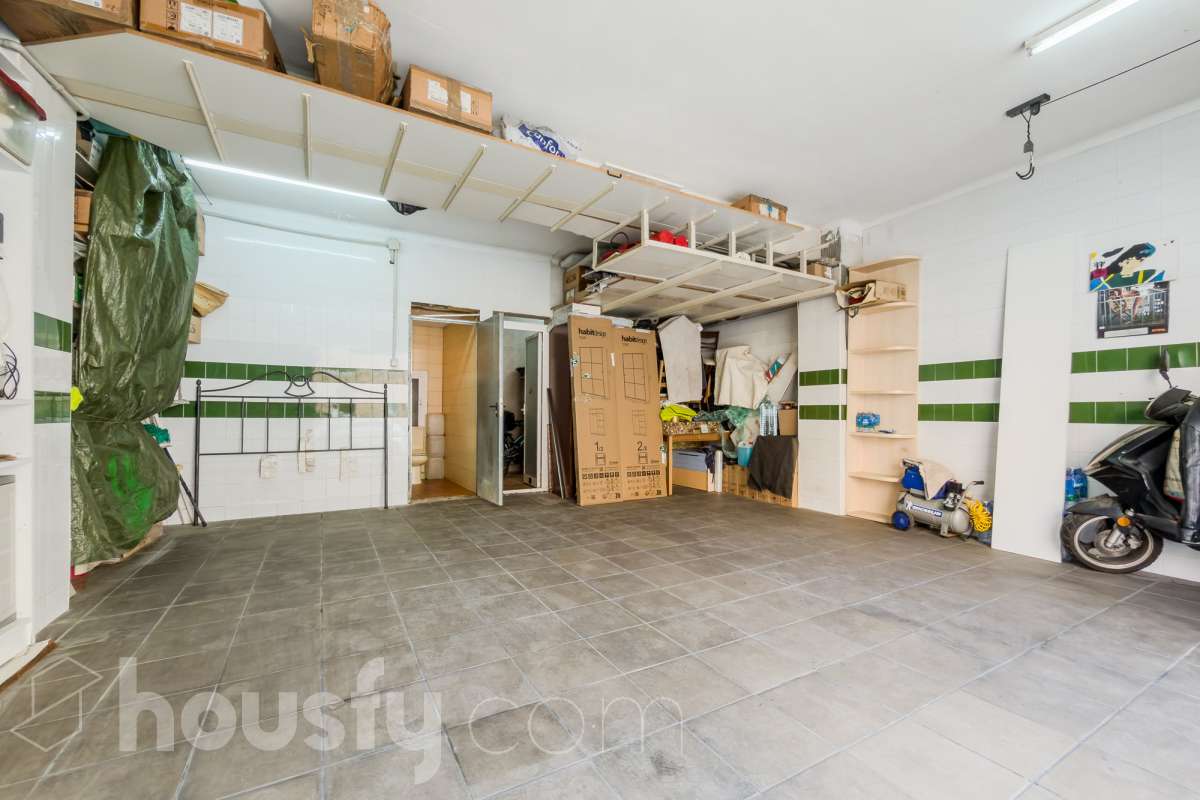 Housfy vende 🏡 amplio local ubicado en Badalona, el cuál consta de 54m2 ( 54m2 útiles ) (verificados con la Dirección General de Catastro). Construido en el año: 1966. Distribución de estancias - Acceso directo desde la calle y entrada desde la finca. -1 Baño . - La propiedad dispone de trastero con salida de luz exterior (con claraboya). - Habitación independiente. - Gran oportunidad de inversión, posibilidad de convertirlo a vivienda. - Cercano a colegios y autobuses. Zona y entorno Respecto a la ubicación, se sitúa en Badalona, municipio de Barcelona. Esta propiedad se encuentra cerca de transporte público, colegios, supermercados y farmacias. Aviso legal El precio de venta no incluye gastos de la compraventa como notaría, registro, impuestos, ni tampoco honorarios agencia. Esta publicación no es vinculante. Consulta siempre la nota simple con Housfy antes de formalizar la compraventa. Sobre nosotros Housfy es la plataforma integral de servicios inmobiliarios. Nuestra combinación de expertos y tecnología pone al alcance de todo el mundo servicios cómodos, claros y seguros. AICAT número: 7922. Nos encargamos de la gestión y asesoramiento de la compra. ¡Olvídate de todo! Hacemos los trámites por ti. Y, si además necesitas financiación, ponemos a tu disposición un bróker hipotecario para ayudarte a conseguir las mejores condiciones para tu perfil económico. ¿Quieres visitarla? Contacta con Housfy y agenda tu visita sin compromiso. Más información en: housfy.com Este anuncio contiene imágenes ilustrativas, con el objetivo de mostrar el potencial de la propiedad, y pueden diferir del resultado final. En cumplimiento de la Ley 8/2026 en Cataluña, el certificado de presencia o ausencia de amianto se encuentra en proceso de tramitación.-6