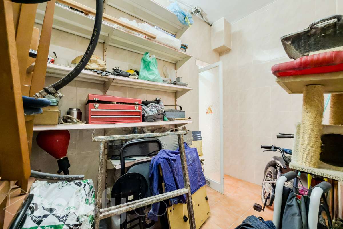 Housfy vende 🏡 amplio local ubicado en Badalona, el cuál consta de 54m2 ( 54m2 útiles ) (verificados con la Dirección General de Catastro). Construido en el año: 1966. Distribución de estancias - Acceso directo desde la calle y entrada desde la finca. -1 Baño . - La propiedad dispone de trastero con salida de luz exterior (con claraboya). - Habitación independiente. - Gran oportunidad de inversión, posibilidad de convertirlo a vivienda. - Cercano a colegios y autobuses. Zona y entorno Respecto a la ubicación, se sitúa en Badalona, municipio de Barcelona. Esta propiedad se encuentra cerca de transporte público, colegios, supermercados y farmacias. Aviso legal El precio de venta no incluye gastos de la compraventa como notaría, registro, impuestos, ni tampoco honorarios agencia. Esta publicación no es vinculante. Consulta siempre la nota simple con Housfy antes de formalizar la compraventa. Sobre nosotros Housfy es la plataforma integral de servicios inmobiliarios. Nuestra combinación de expertos y tecnología pone al alcance de todo el mundo servicios cómodos, claros y seguros. AICAT número: 7922. Nos encargamos de la gestión y asesoramiento de la compra. ¡Olvídate de todo! Hacemos los trámites por ti. Y, si además necesitas financiación, ponemos a tu disposición un bróker hipotecario para ayudarte a conseguir las mejores condiciones para tu perfil económico. ¿Quieres visitarla? Contacta con Housfy y agenda tu visita sin compromiso. Más información en: housfy.com Este anuncio contiene imágenes ilustrativas, con el objetivo de mostrar el potencial de la propiedad, y pueden diferir del resultado final. En cumplimiento de la Ley 8/2026 en Cataluña, el certificado de presencia o ausencia de amianto se encuentra en proceso de tramitación.-22