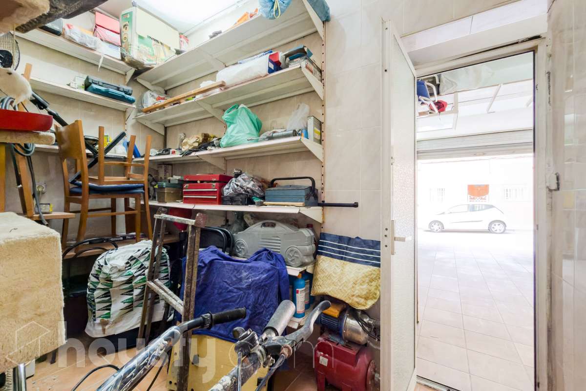 Housfy vende 🏡 amplio local ubicado en Badalona, el cuál consta de 54m2 ( 54m2 útiles ) (verificados con la Dirección General de Catastro). Construido en el año: 1966. Distribución de estancias - Acceso directo desde la calle y entrada desde la finca. -1 Baño . - La propiedad dispone de trastero con salida de luz exterior (con claraboya). - Habitación independiente. - Gran oportunidad de inversión, posibilidad de convertirlo a vivienda. - Cercano a colegios y autobuses. Zona y entorno Respecto a la ubicación, se sitúa en Badalona, municipio de Barcelona. Esta propiedad se encuentra cerca de transporte público, colegios, supermercados y farmacias. Aviso legal El precio de venta no incluye gastos de la compraventa como notaría, registro, impuestos, ni tampoco honorarios agencia. Esta publicación no es vinculante. Consulta siempre la nota simple con Housfy antes de formalizar la compraventa. Sobre nosotros Housfy es la plataforma integral de servicios inmobiliarios. Nuestra combinación de expertos y tecnología pone al alcance de todo el mundo servicios cómodos, claros y seguros. AICAT número: 7922. Nos encargamos de la gestión y asesoramiento de la compra. ¡Olvídate de todo! Hacemos los trámites por ti. Y, si además necesitas financiación, ponemos a tu disposición un bróker hipotecario para ayudarte a conseguir las mejores condiciones para tu perfil económico. ¿Quieres visitarla? Contacta con Housfy y agenda tu visita sin compromiso. Más información en: housfy.com Este anuncio contiene imágenes ilustrativas, con el objetivo de mostrar el potencial de la propiedad, y pueden diferir del resultado final. En cumplimiento de la Ley 8/2026 en Cataluña, el certificado de presencia o ausencia de amianto se encuentra en proceso de tramitación.-21