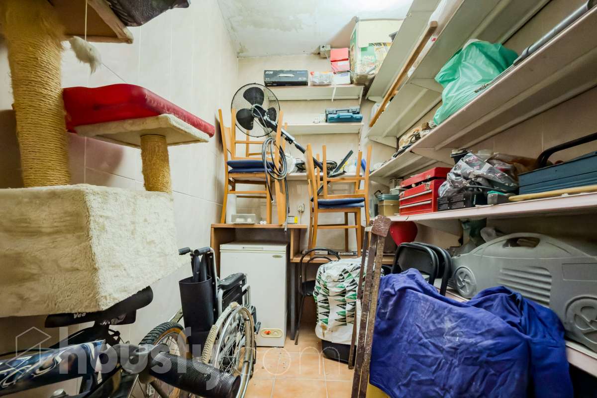 Housfy vende 🏡 amplio local ubicado en Badalona, el cuál consta de 54m2 ( 54m2 útiles ) (verificados con la Dirección General de Catastro). Construido en el año: 1966. Distribución de estancias - Acceso directo desde la calle y entrada desde la finca. -1 Baño . - La propiedad dispone de trastero con salida de luz exterior (con claraboya). - Habitación independiente. - Gran oportunidad de inversión, posibilidad de convertirlo a vivienda. - Cercano a colegios y autobuses. Zona y entorno Respecto a la ubicación, se sitúa en Badalona, municipio de Barcelona. Esta propiedad se encuentra cerca de transporte público, colegios, supermercados y farmacias. Aviso legal El precio de venta no incluye gastos de la compraventa como notaría, registro, impuestos, ni tampoco honorarios agencia. Esta publicación no es vinculante. Consulta siempre la nota simple con Housfy antes de formalizar la compraventa. Sobre nosotros Housfy es la plataforma integral de servicios inmobiliarios. Nuestra combinación de expertos y tecnología pone al alcance de todo el mundo servicios cómodos, claros y seguros. AICAT número: 7922. Nos encargamos de la gestión y asesoramiento de la compra. ¡Olvídate de todo! Hacemos los trámites por ti. Y, si además necesitas financiación, ponemos a tu disposición un bróker hipotecario para ayudarte a conseguir las mejores condiciones para tu perfil económico. ¿Quieres visitarla? Contacta con Housfy y agenda tu visita sin compromiso. Más información en: housfy.com Este anuncio contiene imágenes ilustrativas, con el objetivo de mostrar el potencial de la propiedad, y pueden diferir del resultado final. En cumplimiento de la Ley 8/2026 en Cataluña, el certificado de presencia o ausencia de amianto se encuentra en proceso de tramitación.-20