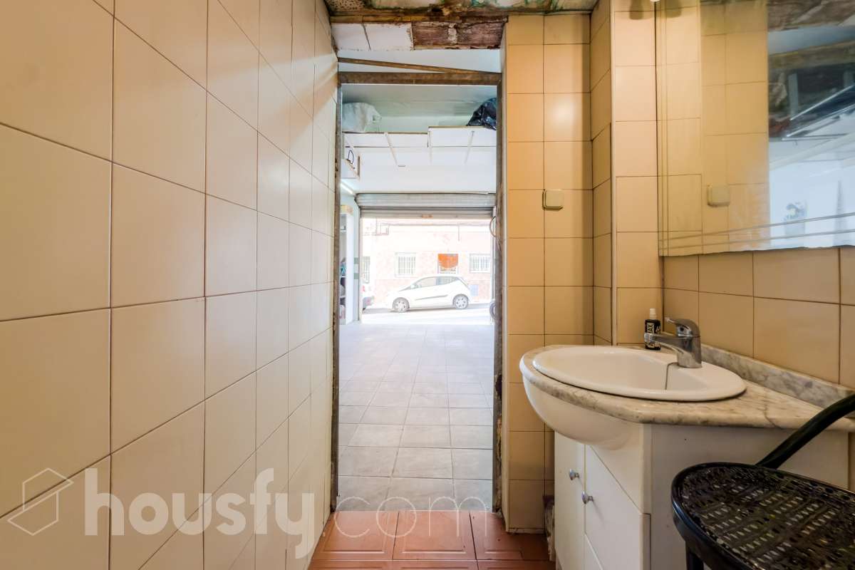 Housfy vende 🏡 amplio local ubicado en Badalona, el cuál consta de 54m2 ( 54m2 útiles ) (verificados con la Dirección General de Catastro). Construido en el año: 1966. Distribución de estancias - Acceso directo desde la calle y entrada desde la finca. -1 Baño . - La propiedad dispone de trastero con salida de luz exterior (con claraboya). - Habitación independiente. - Gran oportunidad de inversión, posibilidad de convertirlo a vivienda. - Cercano a colegios y autobuses. Zona y entorno Respecto a la ubicación, se sitúa en Badalona, municipio de Barcelona. Esta propiedad se encuentra cerca de transporte público, colegios, supermercados y farmacias. Aviso legal El precio de venta no incluye gastos de la compraventa como notaría, registro, impuestos, ni tampoco honorarios agencia. Esta publicación no es vinculante. Consulta siempre la nota simple con Housfy antes de formalizar la compraventa. Sobre nosotros Housfy es la plataforma integral de servicios inmobiliarios. Nuestra combinación de expertos y tecnología pone al alcance de todo el mundo servicios cómodos, claros y seguros. AICAT número: 7922. Nos encargamos de la gestión y asesoramiento de la compra. ¡Olvídate de todo! Hacemos los trámites por ti. Y, si además necesitas financiación, ponemos a tu disposición un bróker hipotecario para ayudarte a conseguir las mejores condiciones para tu perfil económico. ¿Quieres visitarla? Contacta con Housfy y agenda tu visita sin compromiso. Más información en: housfy.com Este anuncio contiene imágenes ilustrativas, con el objetivo de mostrar el potencial de la propiedad, y pueden diferir del resultado final. En cumplimiento de la Ley 8/2026 en Cataluña, el certificado de presencia o ausencia de amianto se encuentra en proceso de tramitación.-16