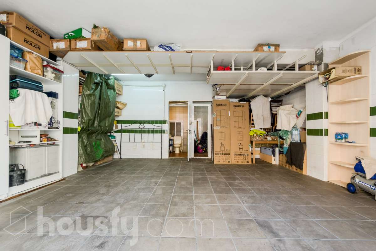 Housfy vende 🏡 amplio local ubicado en Badalona, el cuál consta de 54m2 ( 54m2 útiles ) (verificados con la Dirección General de Catastro). Construido en el año: 1966. Distribución de estancias - Acceso directo desde la calle y entrada desde la finca. -1 Baño . - La propiedad dispone de trastero con salida de luz exterior (con claraboya). - Habitación independiente. - Gran oportunidad de inversión, posibilidad de convertirlo a vivienda. - Cercano a colegios y autobuses. Zona y entorno Respecto a la ubicación, se sitúa en Badalona, municipio de Barcelona. Esta propiedad se encuentra cerca de transporte público, colegios, supermercados y farmacias. Aviso legal El precio de venta no incluye gastos de la compraventa como notaría, registro, impuestos, ni tampoco honorarios agencia. Esta publicación no es vinculante. Consulta siempre la nota simple con Housfy antes de formalizar la compraventa. Sobre nosotros Housfy es la plataforma integral de servicios inmobiliarios. Nuestra combinación de expertos y tecnología pone al alcance de todo el mundo servicios cómodos, claros y seguros. AICAT número: 7922. Nos encargamos de la gestión y asesoramiento de la compra. ¡Olvídate de todo! Hacemos los trámites por ti. Y, si además necesitas financiación, ponemos a tu disposición un bróker hipotecario para ayudarte a conseguir las mejores condiciones para tu perfil económico. ¿Quieres visitarla? Contacta con Housfy y agenda tu visita sin compromiso. Más información en: housfy.com Este anuncio contiene imágenes ilustrativas, con el objetivo de mostrar el potencial de la propiedad, y pueden diferir del resultado final. En cumplimiento de la Ley 8/2026 en Cataluña, el certificado de presencia o ausencia de amianto se encuentra en proceso de tramitación.-3