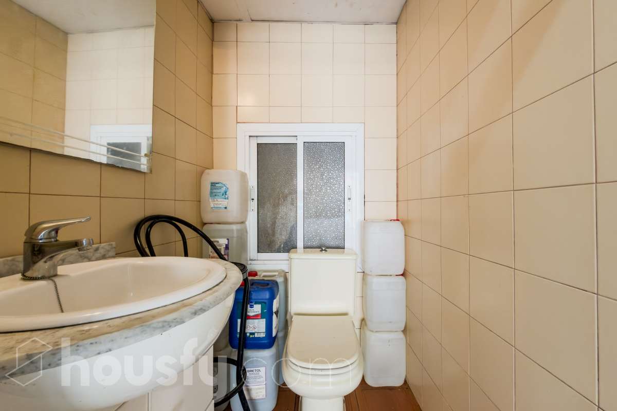 Housfy vende 🏡 amplio local ubicado en Badalona, el cuál consta de 54m2 ( 54m2 útiles ) (verificados con la Dirección General de Catastro). Construido en el año: 1966. Distribución de estancias - Acceso directo desde la calle y entrada desde la finca. -1 Baño . - La propiedad dispone de trastero con salida de luz exterior (con claraboya). - Habitación independiente. - Gran oportunidad de inversión, posibilidad de convertirlo a vivienda. - Cercano a colegios y autobuses. Zona y entorno Respecto a la ubicación, se sitúa en Badalona, municipio de Barcelona. Esta propiedad se encuentra cerca de transporte público, colegios, supermercados y farmacias. Aviso legal El precio de venta no incluye gastos de la compraventa como notaría, registro, impuestos, ni tampoco honorarios agencia. Esta publicación no es vinculante. Consulta siempre la nota simple con Housfy antes de formalizar la compraventa. Sobre nosotros Housfy es la plataforma integral de servicios inmobiliarios. Nuestra combinación de expertos y tecnología pone al alcance de todo el mundo servicios cómodos, claros y seguros. AICAT número: 7922. Nos encargamos de la gestión y asesoramiento de la compra. ¡Olvídate de todo! Hacemos los trámites por ti. Y, si además necesitas financiación, ponemos a tu disposición un bróker hipotecario para ayudarte a conseguir las mejores condiciones para tu perfil económico. ¿Quieres visitarla? Contacta con Housfy y agenda tu visita sin compromiso. Más información en: housfy.com Este anuncio contiene imágenes ilustrativas, con el objetivo de mostrar el potencial de la propiedad, y pueden diferir del resultado final. En cumplimiento de la Ley 8/2026 en Cataluña, el certificado de presencia o ausencia de amianto se encuentra en proceso de tramitación.-13