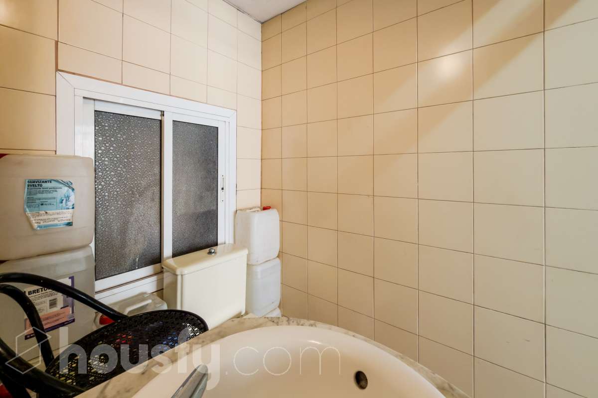 Housfy vende 🏡 amplio local ubicado en Badalona, el cuál consta de 54m2 ( 54m2 útiles ) (verificados con la Dirección General de Catastro). Construido en el año: 1966. Distribución de estancias - Acceso directo desde la calle y entrada desde la finca. -1 Baño . - La propiedad dispone de trastero con salida de luz exterior (con claraboya). - Habitación independiente. - Gran oportunidad de inversión, posibilidad de convertirlo a vivienda. - Cercano a colegios y autobuses. Zona y entorno Respecto a la ubicación, se sitúa en Badalona, municipio de Barcelona. Esta propiedad se encuentra cerca de transporte público, colegios, supermercados y farmacias. Aviso legal El precio de venta no incluye gastos de la compraventa como notaría, registro, impuestos, ni tampoco honorarios agencia. Esta publicación no es vinculante. Consulta siempre la nota simple con Housfy antes de formalizar la compraventa. Sobre nosotros Housfy es la plataforma integral de servicios inmobiliarios. Nuestra combinación de expertos y tecnología pone al alcance de todo el mundo servicios cómodos, claros y seguros. AICAT número: 7922. Nos encargamos de la gestión y asesoramiento de la compra. ¡Olvídate de todo! Hacemos los trámites por ti. Y, si además necesitas financiación, ponemos a tu disposición un bróker hipotecario para ayudarte a conseguir las mejores condiciones para tu perfil económico. ¿Quieres visitarla? Contacta con Housfy y agenda tu visita sin compromiso. Más información en: housfy.com Este anuncio contiene imágenes ilustrativas, con el objetivo de mostrar el potencial de la propiedad, y pueden diferir del resultado final. En cumplimiento de la Ley 8/2026 en Cataluña, el certificado de presencia o ausencia de amianto se encuentra en proceso de tramitación.-18