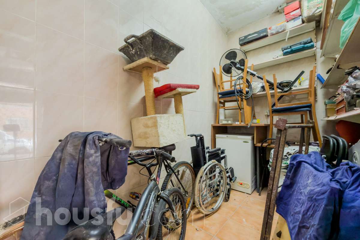Housfy vende 🏡 amplio local ubicado en Badalona, el cuál consta de 54m2 ( 54m2 útiles ) (verificados con la Dirección General de Catastro). Construido en el año: 1966. Distribución de estancias - Acceso directo desde la calle y entrada desde la finca. -1 Baño . - La propiedad dispone de trastero con salida de luz exterior (con claraboya). - Habitación independiente. - Gran oportunidad de inversión, posibilidad de convertirlo a vivienda. - Cercano a colegios y autobuses. Zona y entorno Respecto a la ubicación, se sitúa en Badalona, municipio de Barcelona. Esta propiedad se encuentra cerca de transporte público, colegios, supermercados y farmacias. Aviso legal El precio de venta no incluye gastos de la compraventa como notaría, registro, impuestos, ni tampoco honorarios agencia. Esta publicación no es vinculante. Consulta siempre la nota simple con Housfy antes de formalizar la compraventa. Sobre nosotros Housfy es la plataforma integral de servicios inmobiliarios. Nuestra combinación de expertos y tecnología pone al alcance de todo el mundo servicios cómodos, claros y seguros. AICAT número: 7922. Nos encargamos de la gestión y asesoramiento de la compra. ¡Olvídate de todo! Hacemos los trámites por ti. Y, si además necesitas financiación, ponemos a tu disposición un bróker hipotecario para ayudarte a conseguir las mejores condiciones para tu perfil económico. ¿Quieres visitarla? Contacta con Housfy y agenda tu visita sin compromiso. Más información en: housfy.com Este anuncio contiene imágenes ilustrativas, con el objetivo de mostrar el potencial de la propiedad, y pueden diferir del resultado final. En cumplimiento de la Ley 8/2026 en Cataluña, el certificado de presencia o ausencia de amianto se encuentra en proceso de tramitación.-19