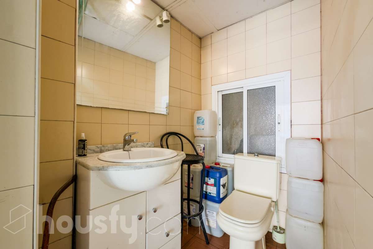 Housfy vende 🏡 amplio local ubicado en Badalona, el cuál consta de 54m2 ( 54m2 útiles ) (verificados con la Dirección General de Catastro). Construido en el año: 1966. Distribución de estancias - Acceso directo desde la calle y entrada desde la finca. -1 Baño . - La propiedad dispone de trastero con salida de luz exterior (con claraboya). - Habitación independiente. - Gran oportunidad de inversión, posibilidad de convertirlo a vivienda. - Cercano a colegios y autobuses. Zona y entorno Respecto a la ubicación, se sitúa en Badalona, municipio de Barcelona. Esta propiedad se encuentra cerca de transporte público, colegios, supermercados y farmacias. Aviso legal El precio de venta no incluye gastos de la compraventa como notaría, registro, impuestos, ni tampoco honorarios agencia. Esta publicación no es vinculante. Consulta siempre la nota simple con Housfy antes de formalizar la compraventa. Sobre nosotros Housfy es la plataforma integral de servicios inmobiliarios. Nuestra combinación de expertos y tecnología pone al alcance de todo el mundo servicios cómodos, claros y seguros. AICAT número: 7922. Nos encargamos de la gestión y asesoramiento de la compra. ¡Olvídate de todo! Hacemos los trámites por ti. Y, si además necesitas financiación, ponemos a tu disposición un bróker hipotecario para ayudarte a conseguir las mejores condiciones para tu perfil económico. ¿Quieres visitarla? Contacta con Housfy y agenda tu visita sin compromiso. Más información en: housfy.com Este anuncio contiene imágenes ilustrativas, con el objetivo de mostrar el potencial de la propiedad, y pueden diferir del resultado final. En cumplimiento de la Ley 8/2026 en Cataluña, el certificado de presencia o ausencia de amianto se encuentra en proceso de tramitación.-11