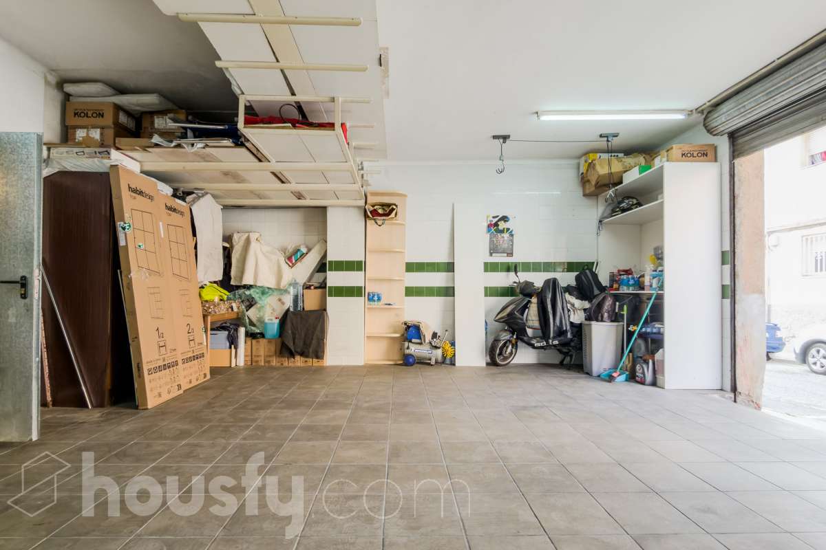 Housfy vende 🏡 amplio local ubicado en Badalona, el cuál consta de 54m2 ( 54m2 útiles ) (verificados con la Dirección General de Catastro). Construido en el año: 1966. Distribución de estancias - Acceso directo desde la calle y entrada desde la finca. -1 Baño . - La propiedad dispone de trastero con salida de luz exterior (con claraboya). - Habitación independiente. - Gran oportunidad de inversión, posibilidad de convertirlo a vivienda. - Cercano a colegios y autobuses. Zona y entorno Respecto a la ubicación, se sitúa en Badalona, municipio de Barcelona. Esta propiedad se encuentra cerca de transporte público, colegios, supermercados y farmacias. Aviso legal El precio de venta no incluye gastos de la compraventa como notaría, registro, impuestos, ni tampoco honorarios agencia. Esta publicación no es vinculante. Consulta siempre la nota simple con Housfy antes de formalizar la compraventa. Sobre nosotros Housfy es la plataforma integral de servicios inmobiliarios. Nuestra combinación de expertos y tecnología pone al alcance de todo el mundo servicios cómodos, claros y seguros. AICAT número: 7922. Nos encargamos de la gestión y asesoramiento de la compra. ¡Olvídate de todo! Hacemos los trámites por ti. Y, si además necesitas financiación, ponemos a tu disposición un bróker hipotecario para ayudarte a conseguir las mejores condiciones para tu perfil económico. ¿Quieres visitarla? Contacta con Housfy y agenda tu visita sin compromiso. Más información en: housfy.com Este anuncio contiene imágenes ilustrativas, con el objetivo de mostrar el potencial de la propiedad, y pueden diferir del resultado final. En cumplimiento de la Ley 8/2026 en Cataluña, el certificado de presencia o ausencia de amianto se encuentra en proceso de tramitación.-7