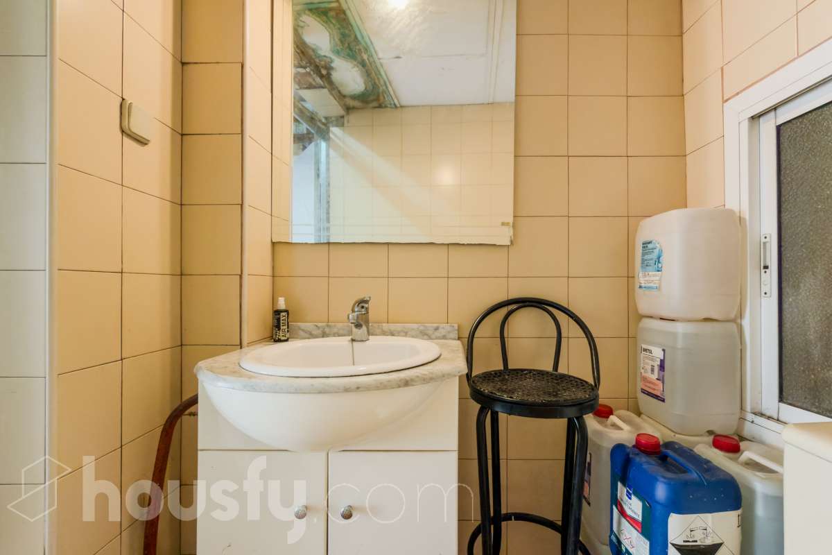 Housfy vende 🏡 amplio local ubicado en Badalona, el cuál consta de 54m2 ( 54m2 útiles ) (verificados con la Dirección General de Catastro). Construido en el año: 1966. Distribución de estancias - Acceso directo desde la calle y entrada desde la finca. -1 Baño . - La propiedad dispone de trastero con salida de luz exterior (con claraboya). - Habitación independiente. - Gran oportunidad de inversión, posibilidad de convertirlo a vivienda. - Cercano a colegios y autobuses. Zona y entorno Respecto a la ubicación, se sitúa en Badalona, municipio de Barcelona. Esta propiedad se encuentra cerca de transporte público, colegios, supermercados y farmacias. Aviso legal El precio de venta no incluye gastos de la compraventa como notaría, registro, impuestos, ni tampoco honorarios agencia. Esta publicación no es vinculante. Consulta siempre la nota simple con Housfy antes de formalizar la compraventa. Sobre nosotros Housfy es la plataforma integral de servicios inmobiliarios. Nuestra combinación de expertos y tecnología pone al alcance de todo el mundo servicios cómodos, claros y seguros. AICAT número: 7922. Nos encargamos de la gestión y asesoramiento de la compra. ¡Olvídate de todo! Hacemos los trámites por ti. Y, si además necesitas financiación, ponemos a tu disposición un bróker hipotecario para ayudarte a conseguir las mejores condiciones para tu perfil económico. ¿Quieres visitarla? Contacta con Housfy y agenda tu visita sin compromiso. Más información en: housfy.com Este anuncio contiene imágenes ilustrativas, con el objetivo de mostrar el potencial de la propiedad, y pueden diferir del resultado final. En cumplimiento de la Ley 8/2026 en Cataluña, el certificado de presencia o ausencia de amianto se encuentra en proceso de tramitación.-14