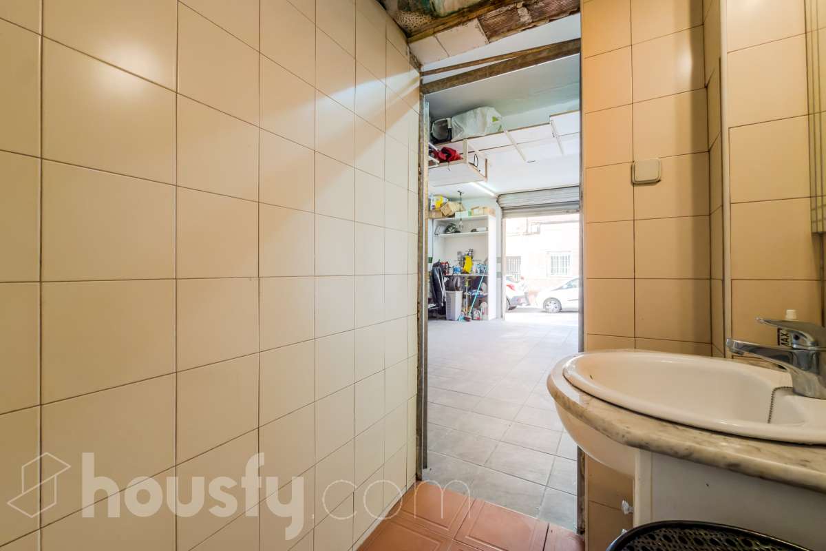 Housfy vende 🏡 amplio local ubicado en Badalona, el cuál consta de 54m2 ( 54m2 útiles ) (verificados con la Dirección General de Catastro). Construido en el año: 1966. Distribución de estancias - Acceso directo desde la calle y entrada desde la finca. -1 Baño . - La propiedad dispone de trastero con salida de luz exterior (con claraboya). - Habitación independiente. - Gran oportunidad de inversión, posibilidad de convertirlo a vivienda. - Cercano a colegios y autobuses. Zona y entorno Respecto a la ubicación, se sitúa en Badalona, municipio de Barcelona. Esta propiedad se encuentra cerca de transporte público, colegios, supermercados y farmacias. Aviso legal El precio de venta no incluye gastos de la compraventa como notaría, registro, impuestos, ni tampoco honorarios agencia. Esta publicación no es vinculante. Consulta siempre la nota simple con Housfy antes de formalizar la compraventa. Sobre nosotros Housfy es la plataforma integral de servicios inmobiliarios. Nuestra combinación de expertos y tecnología pone al alcance de todo el mundo servicios cómodos, claros y seguros. AICAT número: 7922. Nos encargamos de la gestión y asesoramiento de la compra. ¡Olvídate de todo! Hacemos los trámites por ti. Y, si además necesitas financiación, ponemos a tu disposición un bróker hipotecario para ayudarte a conseguir las mejores condiciones para tu perfil económico. ¿Quieres visitarla? Contacta con Housfy y agenda tu visita sin compromiso. Más información en: housfy.com Este anuncio contiene imágenes ilustrativas, con el objetivo de mostrar el potencial de la propiedad, y pueden diferir del resultado final. En cumplimiento de la Ley 8/2026 en Cataluña, el certificado de presencia o ausencia de amianto se encuentra en proceso de tramitación.-17