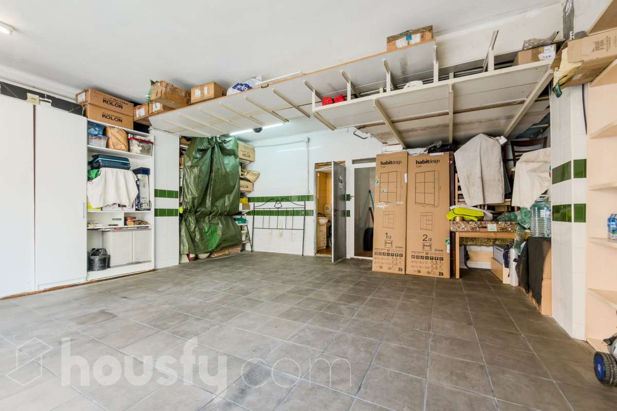 Housfy vende 🏡 amplio local ubicado en Badalona, el cuál consta de 54m2 ( 54m2 útiles ) (verificados con la Dirección General de Catastro). Construido en el año: 1966. Distribución de estancias - Acceso directo desde la calle y entrada desde la finca. -1 Baño . - La propiedad dispone de trastero con salida de luz exterior (con claraboya). - Habitación independiente. - Gran oportunidad de inversión, posibilidad de convertirlo a vivienda. - Cercano a colegios y autobuses. Zona y entorno Respecto a la ubicación, se sitúa en Badalona, municipio de Barcelona. Esta propiedad se encuentra cerca de transporte público, colegios, supermercados y farmacias. Aviso legal El precio de venta no incluye gastos de la compraventa como notaría, registro, impuestos, ni tampoco honorarios agencia. Esta publicación no es vinculante. Consulta siempre la nota simple con Housfy antes de formalizar la compraventa. Sobre nosotros Housfy es la plataforma integral de servicios inmobiliarios. Nuestra combinación de expertos y tecnología pone al alcance de todo el mundo servicios cómodos, claros y seguros. AICAT número: 7922. Nos encargamos de la gestión y asesoramiento de la compra. ¡Olvídate de todo! Hacemos los trámites por ti. Y, si además necesitas financiación, ponemos a tu disposición un bróker hipotecario para ayudarte a conseguir las mejores condiciones para tu perfil económico. ¿Quieres visitarla? Contacta con Housfy y agenda tu visita sin compromiso. Más información en: housfy.com Este anuncio contiene imágenes ilustrativas, con el objetivo de mostrar el potencial de la propiedad, y pueden diferir del resultado final. En cumplimiento de la Ley 8/2026 en Cataluña, el certificado de presencia o ausencia de amianto se encuentra en proceso de tramitación.-5