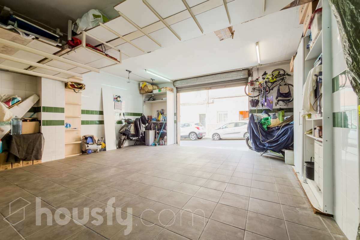 Housfy vende 🏡 amplio local ubicado en Badalona, el cuál consta de 54m2 ( 54m2 útiles ) (verificados con la Dirección General de Catastro). Construido en el año: 1966. Distribución de estancias - Acceso directo desde la calle y entrada desde la finca. -1 Baño . - La propiedad dispone de trastero con salida de luz exterior (con claraboya). - Habitación independiente. - Gran oportunidad de inversión, posibilidad de convertirlo a vivienda. - Cercano a colegios y autobuses. Zona y entorno Respecto a la ubicación, se sitúa en Badalona, municipio de Barcelona. Esta propiedad se encuentra cerca de transporte público, colegios, supermercados y farmacias. Aviso legal El precio de venta no incluye gastos de la compraventa como notaría, registro, impuestos, ni tampoco honorarios agencia. Esta publicación no es vinculante. Consulta siempre la nota simple con Housfy antes de formalizar la compraventa. Sobre nosotros Housfy es la plataforma integral de servicios inmobiliarios. Nuestra combinación de expertos y tecnología pone al alcance de todo el mundo servicios cómodos, claros y seguros. AICAT número: 7922. Nos encargamos de la gestión y asesoramiento de la compra. ¡Olvídate de todo! Hacemos los trámites por ti. Y, si además necesitas financiación, ponemos a tu disposición un bróker hipotecario para ayudarte a conseguir las mejores condiciones para tu perfil económico. ¿Quieres visitarla? Contacta con Housfy y agenda tu visita sin compromiso. Más información en: housfy.com Este anuncio contiene imágenes ilustrativas, con el objetivo de mostrar el potencial de la propiedad, y pueden diferir del resultado final. En cumplimiento de la Ley 8/2026 en Cataluña, el certificado de presencia o ausencia de amianto se encuentra en proceso de tramitación.-8