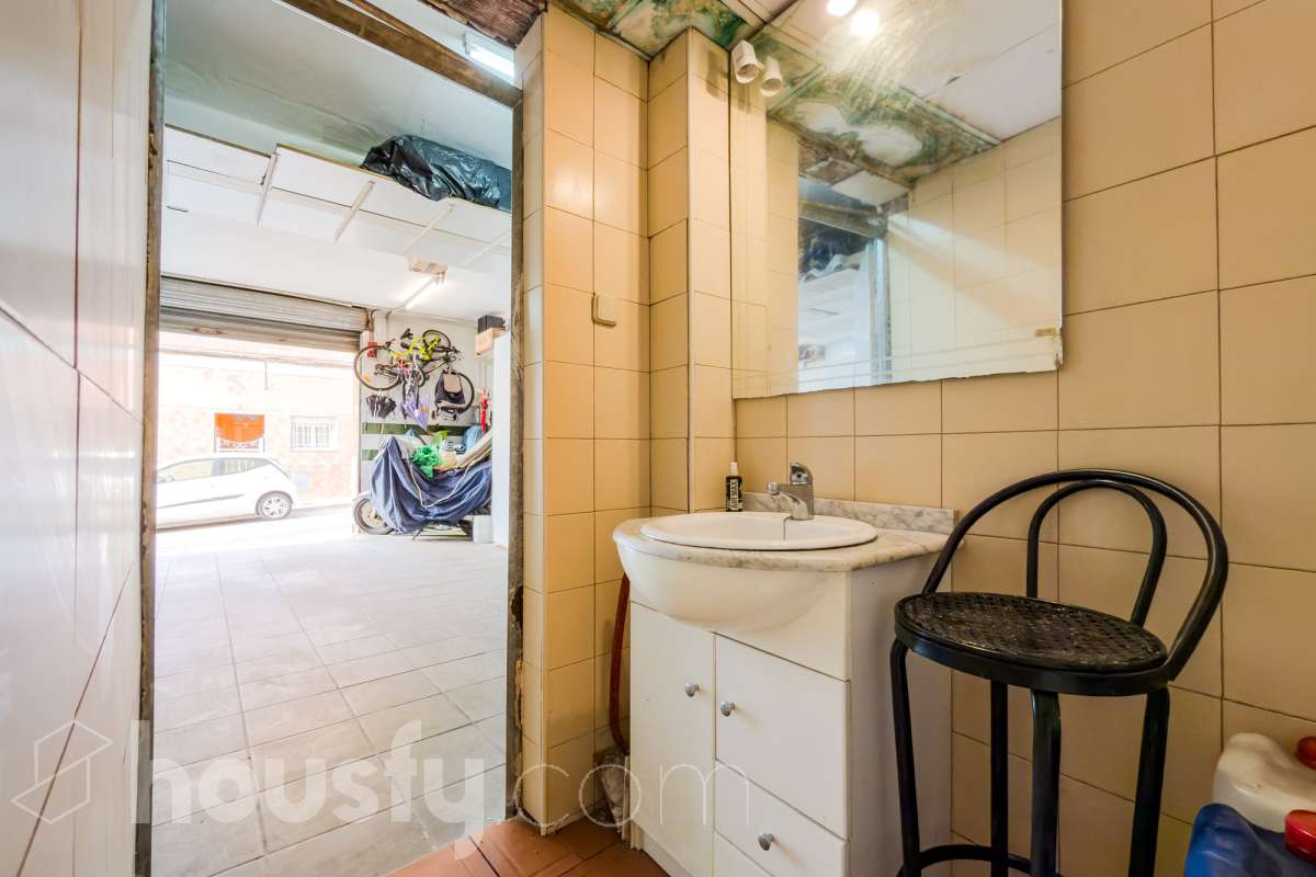 Housfy vende 🏡 amplio local ubicado en Badalona, el cuál consta de 54m2 ( 54m2 útiles ) (verificados con la Dirección General de Catastro). Construido en el año: 1966. Distribución de estancias - Acceso directo desde la calle y entrada desde la finca. -1 Baño . - La propiedad dispone de trastero con salida de luz exterior (con claraboya). - Habitación independiente. - Gran oportunidad de inversión, posibilidad de convertirlo a vivienda. - Cercano a colegios y autobuses. Zona y entorno Respecto a la ubicación, se sitúa en Badalona, municipio de Barcelona. Esta propiedad se encuentra cerca de transporte público, colegios, supermercados y farmacias. Aviso legal El precio de venta no incluye gastos de la compraventa como notaría, registro, impuestos, ni tampoco honorarios agencia. Esta publicación no es vinculante. Consulta siempre la nota simple con Housfy antes de formalizar la compraventa. Sobre nosotros Housfy es la plataforma integral de servicios inmobiliarios. Nuestra combinación de expertos y tecnología pone al alcance de todo el mundo servicios cómodos, claros y seguros. AICAT número: 7922. Nos encargamos de la gestión y asesoramiento de la compra. ¡Olvídate de todo! Hacemos los trámites por ti. Y, si además necesitas financiación, ponemos a tu disposición un bróker hipotecario para ayudarte a conseguir las mejores condiciones para tu perfil económico. ¿Quieres visitarla? Contacta con Housfy y agenda tu visita sin compromiso. Más información en: housfy.com Este anuncio contiene imágenes ilustrativas, con el objetivo de mostrar el potencial de la propiedad, y pueden diferir del resultado final. En cumplimiento de la Ley 8/2026 en Cataluña, el certificado de presencia o ausencia de amianto se encuentra en proceso de tramitación.-15