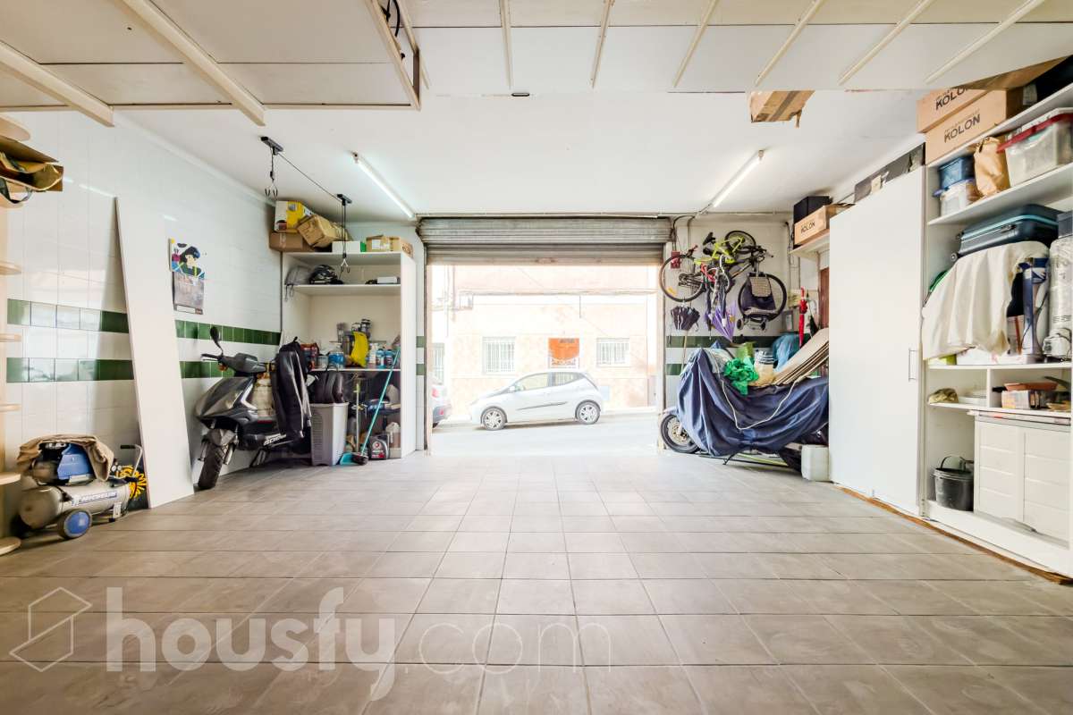 Housfy vende 🏡 amplio local ubicado en Badalona, el cuál consta de 54m2 ( 54m2 útiles ) (verificados con la Dirección General de Catastro). Construido en el año: 1966. Distribución de estancias - Acceso directo desde la calle y entrada desde la finca. -1 Baño . - La propiedad dispone de trastero con salida de luz exterior (con claraboya). - Habitación independiente. - Gran oportunidad de inversión, posibilidad de convertirlo a vivienda. - Cercano a colegios y autobuses. Zona y entorno Respecto a la ubicación, se sitúa en Badalona, municipio de Barcelona. Esta propiedad se encuentra cerca de transporte público, colegios, supermercados y farmacias. Aviso legal El precio de venta no incluye gastos de la compraventa como notaría, registro, impuestos, ni tampoco honorarios agencia. Esta publicación no es vinculante. Consulta siempre la nota simple con Housfy antes de formalizar la compraventa. Sobre nosotros Housfy es la plataforma integral de servicios inmobiliarios. Nuestra combinación de expertos y tecnología pone al alcance de todo el mundo servicios cómodos, claros y seguros. AICAT número: 7922. Nos encargamos de la gestión y asesoramiento de la compra. ¡Olvídate de todo! Hacemos los trámites por ti. Y, si además necesitas financiación, ponemos a tu disposición un bróker hipotecario para ayudarte a conseguir las mejores condiciones para tu perfil económico. ¿Quieres visitarla? Contacta con Housfy y agenda tu visita sin compromiso. Más información en: housfy.com Este anuncio contiene imágenes ilustrativas, con el objetivo de mostrar el potencial de la propiedad, y pueden diferir del resultado final. En cumplimiento de la Ley 8/2026 en Cataluña, el certificado de presencia o ausencia de amianto se encuentra en proceso de tramitación.-9