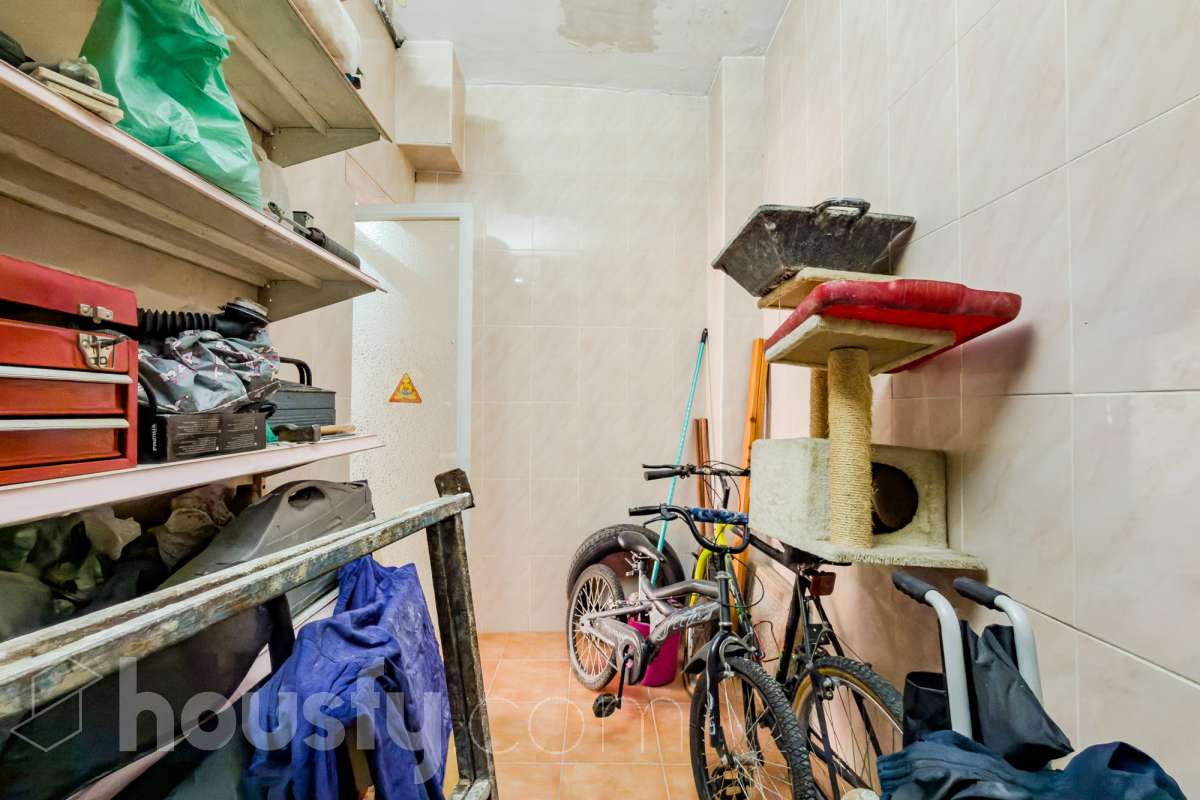 Housfy vende 🏡 amplio local ubicado en Badalona, el cuál consta de 54m2 ( 54m2 útiles ) (verificados con la Dirección General de Catastro). Construido en el año: 1966. Distribución de estancias - Acceso directo desde la calle y entrada desde la finca. -1 Baño . - La propiedad dispone de trastero con salida de luz exterior (con claraboya). - Habitación independiente. - Gran oportunidad de inversión, posibilidad de convertirlo a vivienda. - Cercano a colegios y autobuses. Zona y entorno Respecto a la ubicación, se sitúa en Badalona, municipio de Barcelona. Esta propiedad se encuentra cerca de transporte público, colegios, supermercados y farmacias. Aviso legal El precio de venta no incluye gastos de la compraventa como notaría, registro, impuestos, ni tampoco honorarios agencia. Esta publicación no es vinculante. Consulta siempre la nota simple con Housfy antes de formalizar la compraventa. Sobre nosotros Housfy es la plataforma integral de servicios inmobiliarios. Nuestra combinación de expertos y tecnología pone al alcance de todo el mundo servicios cómodos, claros y seguros. AICAT número: 7922. Nos encargamos de la gestión y asesoramiento de la compra. ¡Olvídate de todo! Hacemos los trámites por ti. Y, si además necesitas financiación, ponemos a tu disposición un bróker hipotecario para ayudarte a conseguir las mejores condiciones para tu perfil económico. ¿Quieres visitarla? Contacta con Housfy y agenda tu visita sin compromiso. Más información en: housfy.com Este anuncio contiene imágenes ilustrativas, con el objetivo de mostrar el potencial de la propiedad, y pueden diferir del resultado final. En cumplimiento de la Ley 8/2026 en Cataluña, el certificado de presencia o ausencia de amianto se encuentra en proceso de tramitación.-24