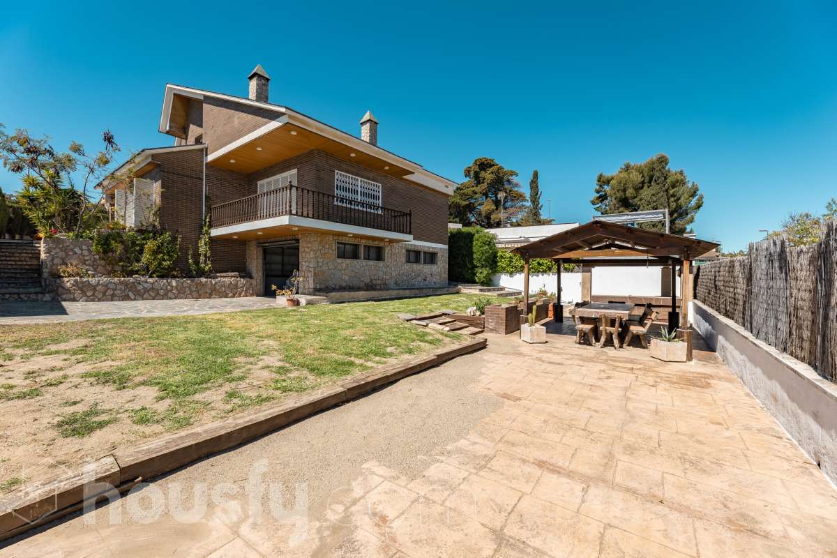 Housfy vende 🏡 casa esquinera en Creixell; dispone de 342,5m2 construidos según Nota Simple del Registro de la Propiedad (280m2 útiles) en una parcela de 678m2. En Catastro constan 270m2 construidos (verificados con la Dirección General de Catastro). Construida en el año: 1987, la vivienda es una delicia de luz natural y amplitud. Ubicada en la urbanización de La Coma, nos enamorarán las vistas al mar junto con otros elementos privilegiados. Así, la zona de piscina y barbacoa es ideal para familia y amigos. Nos acompañará un espléndido jardín en una zona muy tranquila y bien comunicada. En el interior y como puntos diferenciales, encontraremos una estética sala de billar, una encantadora bodega y una sala para gimnasio con posibilidad de sauna. Esta calidad de vida la tiene al alcance de la mano. Distribución de estancias -Salón-comedor -3 Dormitorios -4 Baños -Cocina equipada -Bodega -Sala de billar con bar -Sala de gimnasio Características específicas -Cédula de habitabilidad -Aire acondicionado -Trastero -Terraza -Piscina privada -Jardín privado -Zona de barbacoa -1 Plaza de garaje cerrado + dos en exterior Zona y entorno Respecto a la ubicación, se sitúa en Creixell, municipio de Tarragona. Esta propiedad se encuentra cerca de colegios, supermercados y farmacias. Aviso legal El precio de venta no incluye gastos de la compraventa como notaría, registro, impuestos, ni tampoco honorarios agencia. Esta publicación no es vinculante. Consulta siempre la nota simple con Housfy antes de formalizar la compraventa. Sobre nosotros Housfy es la plataforma integral de servicios inmobiliarios. Nuestra combinación de expertos y tecnología pone al alcance de todo el mundo servicios cómodos, claros y seguros. AICAT número: 7922. Nos encargamos de la gestión y asesoramiento de la compra. ¡Olvídate de todo! Hacemos los trámites por ti. Y, si además necesitas financiación, ponemos a tu disposición un bróker hipotecario para ayudarte a conseguir las mejores condiciones para tu perfil económico. ¿Quieres visitarla? Contacta con Housfy y agenda tu visita sin compromiso. Más información en: housfy.com Este anuncio contiene imágenes ilustrativas, con el objetivo de mostrar el potencial de la propiedad, y pueden diferir del resultado final.-55