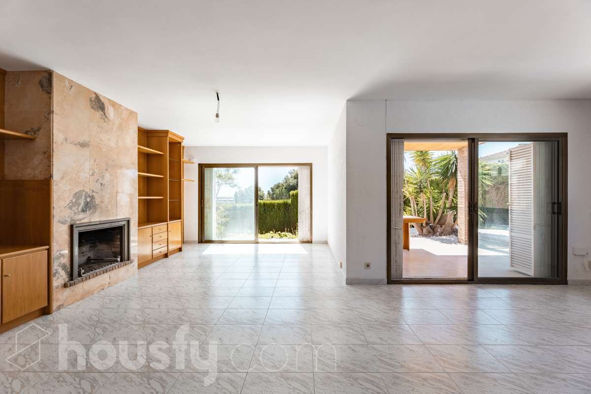 Housfy vende 🏡 casa esquinera en Creixell; dispone de 342,5m2 construidos según Nota Simple del Registro de la Propiedad (280m2 útiles) en una parcela de 678m2. En Catastro constan 270m2 construidos (verificados con la Dirección General de Catastro). Construida en el año: 1987, la vivienda es una delicia de luz natural y amplitud. Ubicada en la urbanización de La Coma, nos enamorarán las vistas al mar junto con otros elementos privilegiados. Así, la zona de piscina y barbacoa es ideal para familia y amigos. Nos acompañará un espléndido jardín en una zona muy tranquila y bien comunicada. En el interior y como puntos diferenciales, encontraremos una estética sala de billar, una encantadora bodega y una sala para gimnasio con posibilidad de sauna. Esta calidad de vida la tiene al alcance de la mano. Distribución de estancias -Salón-comedor -3 Dormitorios -4 Baños -Cocina equipada -Bodega -Sala de billar con bar -Sala de gimnasio Características específicas -Cédula de habitabilidad -Aire acondicionado -Trastero -Terraza -Piscina privada -Jardín privado -Zona de barbacoa -1 Plaza de garaje cerrado + dos en exterior Zona y entorno Respecto a la ubicación, se sitúa en Creixell, municipio de Tarragona. Esta propiedad se encuentra cerca de colegios, supermercados y farmacias. Aviso legal El precio de venta no incluye gastos de la compraventa como notaría, registro, impuestos, ni tampoco honorarios agencia. Esta publicación no es vinculante. Consulta siempre la nota simple con Housfy antes de formalizar la compraventa. Sobre nosotros Housfy es la plataforma integral de servicios inmobiliarios. Nuestra combinación de expertos y tecnología pone al alcance de todo el mundo servicios cómodos, claros y seguros. AICAT número: 7922. Nos encargamos de la gestión y asesoramiento de la compra. ¡Olvídate de todo! Hacemos los trámites por ti. Y, si además necesitas financiación, ponemos a tu disposición un bróker hipotecario para ayudarte a conseguir las mejores condiciones para tu perfil económico. ¿Quieres visitarla? Contacta con Housfy y agenda tu visita sin compromiso. Más información en: housfy.com Este anuncio contiene imágenes ilustrativas, con el objetivo de mostrar el potencial de la propiedad, y pueden diferir del resultado final.-3