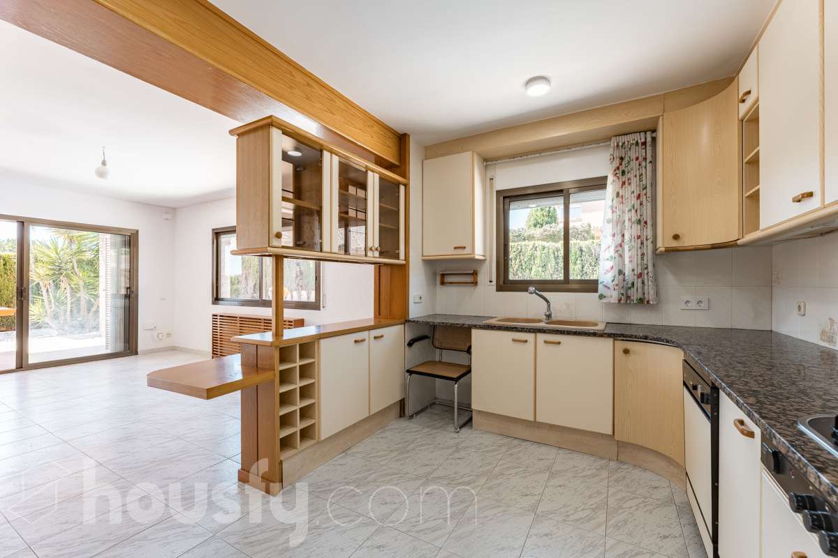 Housfy vende 🏡 casa esquinera en Creixell; dispone de 342,5m2 construidos según Nota Simple del Registro de la Propiedad (280m2 útiles) en una parcela de 678m2. En Catastro constan 270m2 construidos (verificados con la Dirección General de Catastro). Construida en el año: 1987, la vivienda es una delicia de luz natural y amplitud. Ubicada en la urbanización de La Coma, nos enamorarán las vistas al mar junto con otros elementos privilegiados. Así, la zona de piscina y barbacoa es ideal para familia y amigos. Nos acompañará un espléndido jardín en una zona muy tranquila y bien comunicada. En el interior y como puntos diferenciales, encontraremos una estética sala de billar, una encantadora bodega y una sala para gimnasio con posibilidad de sauna. Esta calidad de vida la tiene al alcance de la mano. Distribución de estancias -Salón-comedor -3 Dormitorios -4 Baños -Cocina equipada -Bodega -Sala de billar con bar -Sala de gimnasio Características específicas -Cédula de habitabilidad -Aire acondicionado -Trastero -Terraza -Piscina privada -Jardín privado -Zona de barbacoa -1 Plaza de garaje cerrado + dos en exterior Zona y entorno Respecto a la ubicación, se sitúa en Creixell, municipio de Tarragona. Esta propiedad se encuentra cerca de colegios, supermercados y farmacias. Aviso legal El precio de venta no incluye gastos de la compraventa como notaría, registro, impuestos, ni tampoco honorarios agencia. Esta publicación no es vinculante. Consulta siempre la nota simple con Housfy antes de formalizar la compraventa. Sobre nosotros Housfy es la plataforma integral de servicios inmobiliarios. Nuestra combinación de expertos y tecnología pone al alcance de todo el mundo servicios cómodos, claros y seguros. AICAT número: 7922. Nos encargamos de la gestión y asesoramiento de la compra. ¡Olvídate de todo! Hacemos los trámites por ti. Y, si además necesitas financiación, ponemos a tu disposición un bróker hipotecario para ayudarte a conseguir las mejores condiciones para tu perfil económico. ¿Quieres visitarla? Contacta con Housfy y agenda tu visita sin compromiso. Más información en: housfy.com Este anuncio contiene imágenes ilustrativas, con el objetivo de mostrar el potencial de la propiedad, y pueden diferir del resultado final.-13