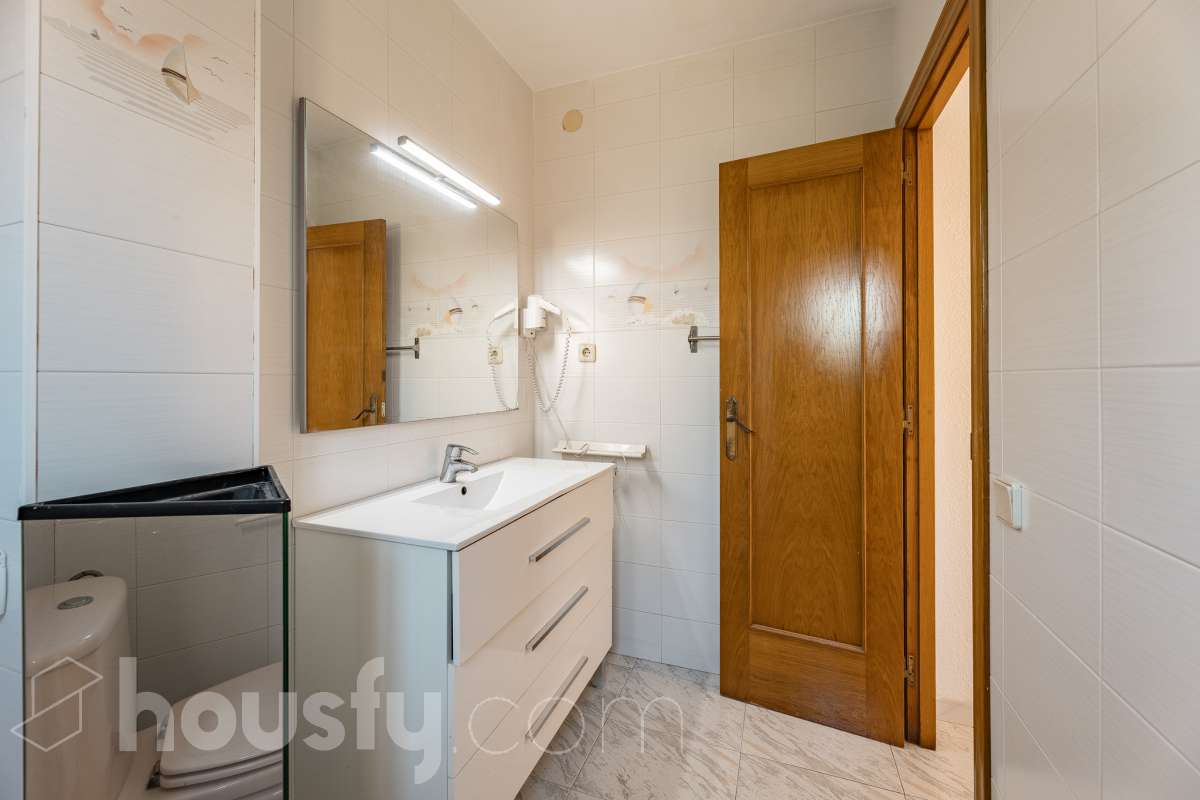 Housfy vende 🏡 casa esquinera en Creixell; dispone de 342,5m2 construidos según Nota Simple del Registro de la Propiedad (280m2 útiles) en una parcela de 678m2. En Catastro constan 270m2 construidos (verificados con la Dirección General de Catastro). Construida en el año: 1987, la vivienda es una delicia de luz natural y amplitud. Ubicada en la urbanización de La Coma, nos enamorarán las vistas al mar junto con otros elementos privilegiados. Así, la zona de piscina y barbacoa es ideal para familia y amigos. Nos acompañará un espléndido jardín en una zona muy tranquila y bien comunicada. En el interior y como puntos diferenciales, encontraremos una estética sala de billar, una encantadora bodega y una sala para gimnasio con posibilidad de sauna. Esta calidad de vida la tiene al alcance de la mano. Distribución de estancias -Salón-comedor -3 Dormitorios -4 Baños -Cocina equipada -Bodega -Sala de billar con bar -Sala de gimnasio Características específicas -Cédula de habitabilidad -Aire acondicionado -Trastero -Terraza -Piscina privada -Jardín privado -Zona de barbacoa -1 Plaza de garaje cerrado + dos en exterior Zona y entorno Respecto a la ubicación, se sitúa en Creixell, municipio de Tarragona. Esta propiedad se encuentra cerca de colegios, supermercados y farmacias. Aviso legal El precio de venta no incluye gastos de la compraventa como notaría, registro, impuestos, ni tampoco honorarios agencia. Esta publicación no es vinculante. Consulta siempre la nota simple con Housfy antes de formalizar la compraventa. Sobre nosotros Housfy es la plataforma integral de servicios inmobiliarios. Nuestra combinación de expertos y tecnología pone al alcance de todo el mundo servicios cómodos, claros y seguros. AICAT número: 7922. Nos encargamos de la gestión y asesoramiento de la compra. ¡Olvídate de todo! Hacemos los trámites por ti. Y, si además necesitas financiación, ponemos a tu disposición un bróker hipotecario para ayudarte a conseguir las mejores condiciones para tu perfil económico. ¿Quieres visitarla? Contacta con Housfy y agenda tu visita sin compromiso. Más información en: housfy.com Este anuncio contiene imágenes ilustrativas, con el objetivo de mostrar el potencial de la propiedad, y pueden diferir del resultado final.-36