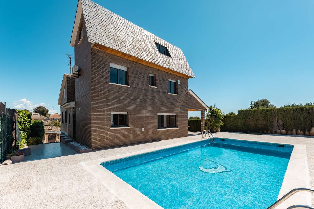 Housfy vende 🏡 casa esquinera en Creixell; dispone de 342,5m2 construidos según Nota Simple del Registro de la Propiedad (280m2 útiles) en una parcela de 678m2. En Catastro constan 270m2 construidos (verificados con la Dirección General de Catastro). Construida en el año: 1987, la vivienda es una delicia de luz natural y amplitud. Ubicada en la urbanización de La Coma, nos enamorarán las vistas al mar junto con otros elementos privilegiados. Así, la zona de piscina y barbacoa es ideal para familia y amigos. Nos acompañará un espléndido jardín en una zona muy tranquila y bien comunicada. En el interior y como puntos diferenciales, encontraremos una estética sala de billar, una encantadora bodega y una sala para gimnasio con posibilidad de sauna. Esta calidad de vida la tiene al alcance de la mano. Distribución de estancias -Salón-comedor -3 Dormitorios -4 Baños -Cocina equipada -Bodega -Sala de billar con bar -Sala de gimnasio Características específicas -Cédula de habitabilidad -Aire acondicionado -Trastero -Terraza -Piscina privada -Jardín privado -Zona de barbacoa -1 Plaza de garaje cerrado + dos en exterior Zona y entorno Respecto a la ubicación, se sitúa en Creixell, municipio de Tarragona. Esta propiedad se encuentra cerca de colegios, supermercados y farmacias. Aviso legal El precio de venta no incluye gastos de la compraventa como notaría, registro, impuestos, ni tampoco honorarios agencia. Esta publicación no es vinculante. Consulta siempre la nota simple con Housfy antes de formalizar la compraventa. Sobre nosotros Housfy es la plataforma integral de servicios inmobiliarios. Nuestra combinación de expertos y tecnología pone al alcance de todo el mundo servicios cómodos, claros y seguros. AICAT número: 7922. Nos encargamos de la gestión y asesoramiento de la compra. ¡Olvídate de todo! Hacemos los trámites por ti. Y, si además necesitas financiación, ponemos a tu disposición un bróker hipotecario para ayudarte a conseguir las mejores condiciones para tu perfil económico. ¿Quieres visitarla? Contacta con Housfy y agenda tu visita sin compromiso. Más información en: housfy.com Este anuncio contiene imágenes ilustrativas, con el objetivo de mostrar el potencial de la propiedad, y pueden diferir del resultado final.-40
