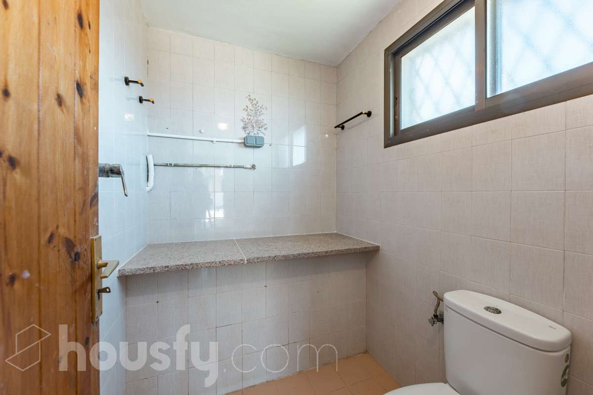 Housfy vende 🏡 casa esquinera en Creixell; dispone de 342,5m2 construidos según Nota Simple del Registro de la Propiedad (280m2 útiles) en una parcela de 678m2. En Catastro constan 270m2 construidos (verificados con la Dirección General de Catastro). Construida en el año: 1987, la vivienda es una delicia de luz natural y amplitud. Ubicada en la urbanización de La Coma, nos enamorarán las vistas al mar junto con otros elementos privilegiados. Así, la zona de piscina y barbacoa es ideal para familia y amigos. Nos acompañará un espléndido jardín en una zona muy tranquila y bien comunicada. En el interior y como puntos diferenciales, encontraremos una estética sala de billar, una encantadora bodega y una sala para gimnasio con posibilidad de sauna. Esta calidad de vida la tiene al alcance de la mano. Distribución de estancias -Salón-comedor -3 Dormitorios -4 Baños -Cocina equipada -Bodega -Sala de billar con bar -Sala de gimnasio Características específicas -Cédula de habitabilidad -Aire acondicionado -Trastero -Terraza -Piscina privada -Jardín privado -Zona de barbacoa -1 Plaza de garaje cerrado + dos en exterior Zona y entorno Respecto a la ubicación, se sitúa en Creixell, municipio de Tarragona. Esta propiedad se encuentra cerca de colegios, supermercados y farmacias. Aviso legal El precio de venta no incluye gastos de la compraventa como notaría, registro, impuestos, ni tampoco honorarios agencia. Esta publicación no es vinculante. Consulta siempre la nota simple con Housfy antes de formalizar la compraventa. Sobre nosotros Housfy es la plataforma integral de servicios inmobiliarios. Nuestra combinación de expertos y tecnología pone al alcance de todo el mundo servicios cómodos, claros y seguros. AICAT número: 7922. Nos encargamos de la gestión y asesoramiento de la compra. ¡Olvídate de todo! Hacemos los trámites por ti. Y, si además necesitas financiación, ponemos a tu disposición un bróker hipotecario para ayudarte a conseguir las mejores condiciones para tu perfil económico. ¿Quieres visitarla? Contacta con Housfy y agenda tu visita sin compromiso. Más información en: housfy.com Este anuncio contiene imágenes ilustrativas, con el objetivo de mostrar el potencial de la propiedad, y pueden diferir del resultado final.-37