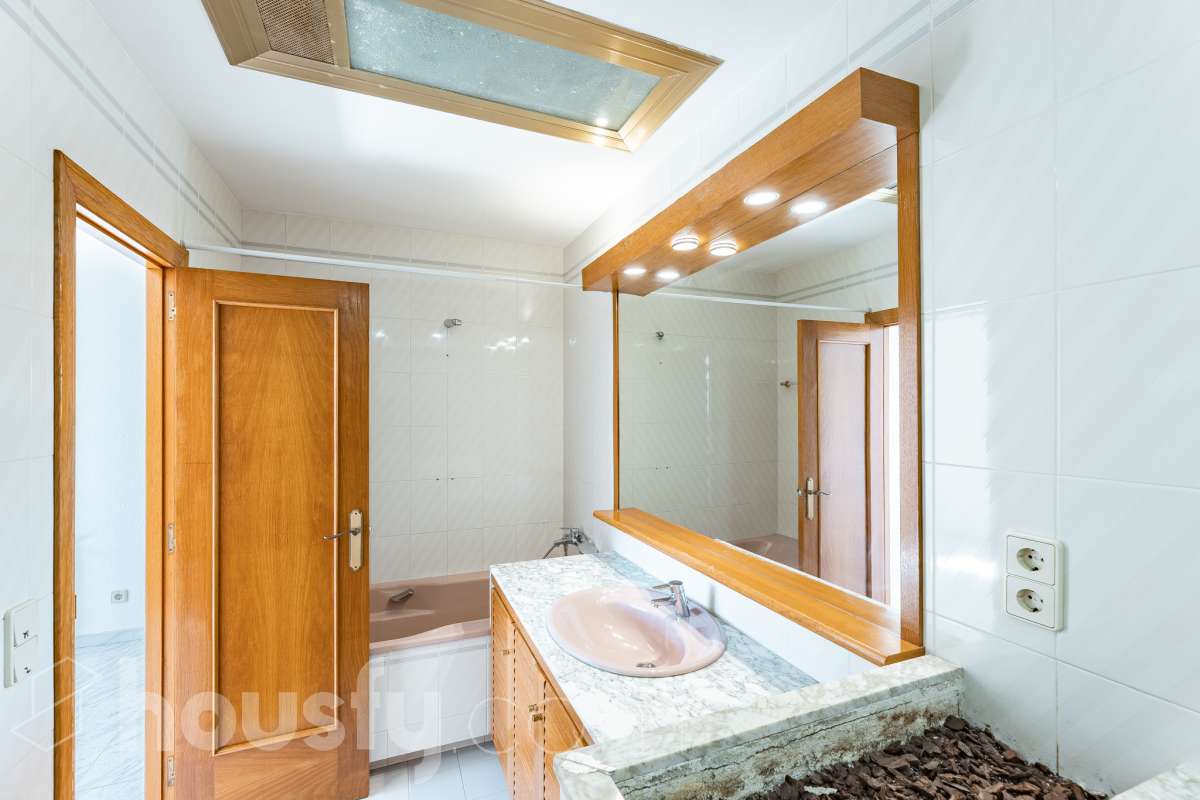 Housfy vende 🏡 casa esquinera en Creixell; dispone de 342,5m2 construidos según Nota Simple del Registro de la Propiedad (280m2 útiles) en una parcela de 678m2. En Catastro constan 270m2 construidos (verificados con la Dirección General de Catastro). Construida en el año: 1987, la vivienda es una delicia de luz natural y amplitud. Ubicada en la urbanización de La Coma, nos enamorarán las vistas al mar junto con otros elementos privilegiados. Así, la zona de piscina y barbacoa es ideal para familia y amigos. Nos acompañará un espléndido jardín en una zona muy tranquila y bien comunicada. En el interior y como puntos diferenciales, encontraremos una estética sala de billar, una encantadora bodega y una sala para gimnasio con posibilidad de sauna. Esta calidad de vida la tiene al alcance de la mano. Distribución de estancias -Salón-comedor -3 Dormitorios -4 Baños -Cocina equipada -Bodega -Sala de billar con bar -Sala de gimnasio Características específicas -Cédula de habitabilidad -Aire acondicionado -Trastero -Terraza -Piscina privada -Jardín privado -Zona de barbacoa -1 Plaza de garaje cerrado + dos en exterior Zona y entorno Respecto a la ubicación, se sitúa en Creixell, municipio de Tarragona. Esta propiedad se encuentra cerca de colegios, supermercados y farmacias. Aviso legal El precio de venta no incluye gastos de la compraventa como notaría, registro, impuestos, ni tampoco honorarios agencia. Esta publicación no es vinculante. Consulta siempre la nota simple con Housfy antes de formalizar la compraventa. Sobre nosotros Housfy es la plataforma integral de servicios inmobiliarios. Nuestra combinación de expertos y tecnología pone al alcance de todo el mundo servicios cómodos, claros y seguros. AICAT número: 7922. Nos encargamos de la gestión y asesoramiento de la compra. ¡Olvídate de todo! Hacemos los trámites por ti. Y, si además necesitas financiación, ponemos a tu disposición un bróker hipotecario para ayudarte a conseguir las mejores condiciones para tu perfil económico. ¿Quieres visitarla? Contacta con Housfy y agenda tu visita sin compromiso. Más información en: housfy.com Este anuncio contiene imágenes ilustrativas, con el objetivo de mostrar el potencial de la propiedad, y pueden diferir del resultado final.-33