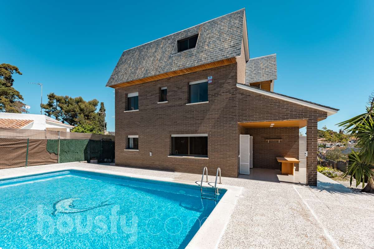 Housfy vende 🏡 casa esquinera en Creixell; dispone de 342,5m2 construidos según Nota Simple del Registro de la Propiedad (280m2 útiles) en una parcela de 678m2. En Catastro constan 270m2 construidos (verificados con la Dirección General de Catastro). Construida en el año: 1987, la vivienda es una delicia de luz natural y amplitud. Ubicada en la urbanización de La Coma, nos enamorarán las vistas al mar junto con otros elementos privilegiados. Así, la zona de piscina y barbacoa es ideal para familia y amigos. Nos acompañará un espléndido jardín en una zona muy tranquila y bien comunicada. En el interior y como puntos diferenciales, encontraremos una estética sala de billar, una encantadora bodega y una sala para gimnasio con posibilidad de sauna. Esta calidad de vida la tiene al alcance de la mano. Distribución de estancias -Salón-comedor -3 Dormitorios -4 Baños -Cocina equipada -Bodega -Sala de billar con bar -Sala de gimnasio Características específicas -Cédula de habitabilidad -Aire acondicionado -Trastero -Terraza -Piscina privada -Jardín privado -Zona de barbacoa -1 Plaza de garaje cerrado + dos en exterior Zona y entorno Respecto a la ubicación, se sitúa en Creixell, municipio de Tarragona. Esta propiedad se encuentra cerca de colegios, supermercados y farmacias. Aviso legal El precio de venta no incluye gastos de la compraventa como notaría, registro, impuestos, ni tampoco honorarios agencia. Esta publicación no es vinculante. Consulta siempre la nota simple con Housfy antes de formalizar la compraventa. Sobre nosotros Housfy es la plataforma integral de servicios inmobiliarios. Nuestra combinación de expertos y tecnología pone al alcance de todo el mundo servicios cómodos, claros y seguros. AICAT número: 7922. Nos encargamos de la gestión y asesoramiento de la compra. ¡Olvídate de todo! Hacemos los trámites por ti. Y, si además necesitas financiación, ponemos a tu disposición un bróker hipotecario para ayudarte a conseguir las mejores condiciones para tu perfil económico. ¿Quieres visitarla? Contacta con Housfy y agenda tu visita sin compromiso. Más información en: housfy.com Este anuncio contiene imágenes ilustrativas, con el objetivo de mostrar el potencial de la propiedad, y pueden diferir del resultado final.-2