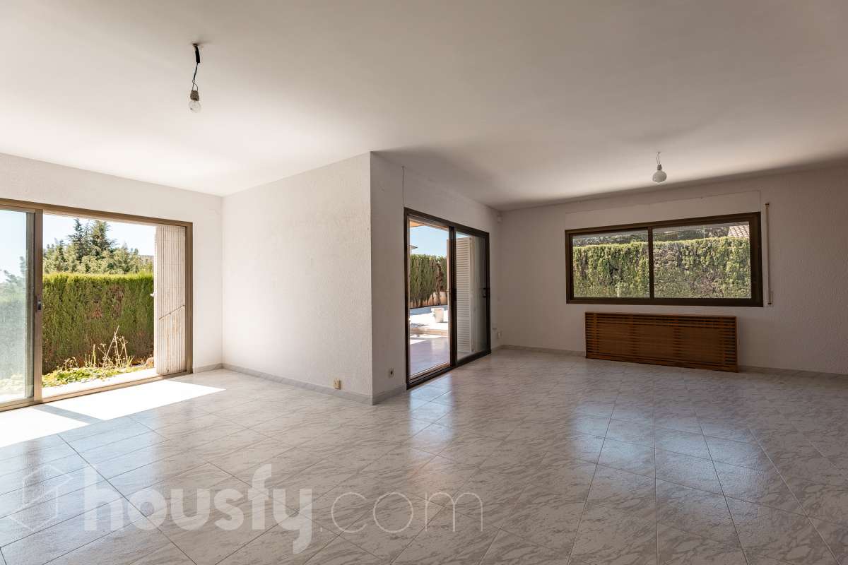 Housfy vende 🏡 casa esquinera en Creixell; dispone de 342,5m2 construidos según Nota Simple del Registro de la Propiedad (280m2 útiles) en una parcela de 678m2. En Catastro constan 270m2 construidos (verificados con la Dirección General de Catastro). Construida en el año: 1987, la vivienda es una delicia de luz natural y amplitud. Ubicada en la urbanización de La Coma, nos enamorarán las vistas al mar junto con otros elementos privilegiados. Así, la zona de piscina y barbacoa es ideal para familia y amigos. Nos acompañará un espléndido jardín en una zona muy tranquila y bien comunicada. En el interior y como puntos diferenciales, encontraremos una estética sala de billar, una encantadora bodega y una sala para gimnasio con posibilidad de sauna. Esta calidad de vida la tiene al alcance de la mano. Distribución de estancias -Salón-comedor -3 Dormitorios -4 Baños -Cocina equipada -Bodega -Sala de billar con bar -Sala de gimnasio Características específicas -Cédula de habitabilidad -Aire acondicionado -Trastero -Terraza -Piscina privada -Jardín privado -Zona de barbacoa -1 Plaza de garaje cerrado + dos en exterior Zona y entorno Respecto a la ubicación, se sitúa en Creixell, municipio de Tarragona. Esta propiedad se encuentra cerca de colegios, supermercados y farmacias. Aviso legal El precio de venta no incluye gastos de la compraventa como notaría, registro, impuestos, ni tampoco honorarios agencia. Esta publicación no es vinculante. Consulta siempre la nota simple con Housfy antes de formalizar la compraventa. Sobre nosotros Housfy es la plataforma integral de servicios inmobiliarios. Nuestra combinación de expertos y tecnología pone al alcance de todo el mundo servicios cómodos, claros y seguros. AICAT número: 7922. Nos encargamos de la gestión y asesoramiento de la compra. ¡Olvídate de todo! Hacemos los trámites por ti. Y, si además necesitas financiación, ponemos a tu disposición un bróker hipotecario para ayudarte a conseguir las mejores condiciones para tu perfil económico. ¿Quieres visitarla? Contacta con Housfy y agenda tu visita sin compromiso. Más información en: housfy.com Este anuncio contiene imágenes ilustrativas, con el objetivo de mostrar el potencial de la propiedad, y pueden diferir del resultado final.-8