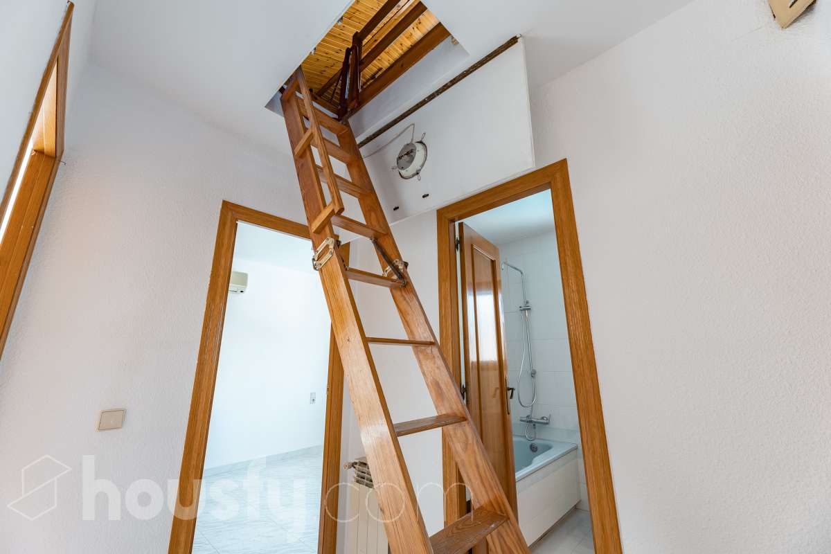 Housfy vende 🏡 casa esquinera en Creixell; dispone de 342,5m2 construidos según Nota Simple del Registro de la Propiedad (280m2 útiles) en una parcela de 678m2. En Catastro constan 270m2 construidos (verificados con la Dirección General de Catastro). Construida en el año: 1987, la vivienda es una delicia de luz natural y amplitud. Ubicada en la urbanización de La Coma, nos enamorarán las vistas al mar junto con otros elementos privilegiados. Así, la zona de piscina y barbacoa es ideal para familia y amigos. Nos acompañará un espléndido jardín en una zona muy tranquila y bien comunicada. En el interior y como puntos diferenciales, encontraremos una estética sala de billar, una encantadora bodega y una sala para gimnasio con posibilidad de sauna. Esta calidad de vida la tiene al alcance de la mano. Distribución de estancias -Salón-comedor -3 Dormitorios -4 Baños -Cocina equipada -Bodega -Sala de billar con bar -Sala de gimnasio Características específicas -Cédula de habitabilidad -Aire acondicionado -Trastero -Terraza -Piscina privada -Jardín privado -Zona de barbacoa -1 Plaza de garaje cerrado + dos en exterior Zona y entorno Respecto a la ubicación, se sitúa en Creixell, municipio de Tarragona. Esta propiedad se encuentra cerca de colegios, supermercados y farmacias. Aviso legal El precio de venta no incluye gastos de la compraventa como notaría, registro, impuestos, ni tampoco honorarios agencia. Esta publicación no es vinculante. Consulta siempre la nota simple con Housfy antes de formalizar la compraventa. Sobre nosotros Housfy es la plataforma integral de servicios inmobiliarios. Nuestra combinación de expertos y tecnología pone al alcance de todo el mundo servicios cómodos, claros y seguros. AICAT número: 7922. Nos encargamos de la gestión y asesoramiento de la compra. ¡Olvídate de todo! Hacemos los trámites por ti. Y, si además necesitas financiación, ponemos a tu disposición un bróker hipotecario para ayudarte a conseguir las mejores condiciones para tu perfil económico. ¿Quieres visitarla? Contacta con Housfy y agenda tu visita sin compromiso. Más información en: housfy.com Este anuncio contiene imágenes ilustrativas, con el objetivo de mostrar el potencial de la propiedad, y pueden diferir del resultado final.-30