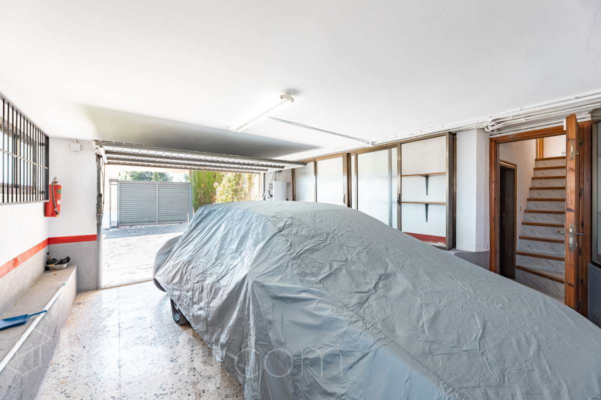 Housfy vende 🏡 casa esquinera en Creixell; dispone de 342,5m2 construidos según Nota Simple del Registro de la Propiedad (280m2 útiles) en una parcela de 678m2. En Catastro constan 270m2 construidos (verificados con la Dirección General de Catastro). Construida en el año: 1987, la vivienda es una delicia de luz natural y amplitud. Ubicada en la urbanización de La Coma, nos enamorarán las vistas al mar junto con otros elementos privilegiados. Así, la zona de piscina y barbacoa es ideal para familia y amigos. Nos acompañará un espléndido jardín en una zona muy tranquila y bien comunicada. En el interior y como puntos diferenciales, encontraremos una estética sala de billar, una encantadora bodega y una sala para gimnasio con posibilidad de sauna. Esta calidad de vida la tiene al alcance de la mano. Distribución de estancias -Salón-comedor -3 Dormitorios -4 Baños -Cocina equipada -Bodega -Sala de billar con bar -Sala de gimnasio Características específicas -Cédula de habitabilidad -Aire acondicionado -Trastero -Terraza -Piscina privada -Jardín privado -Zona de barbacoa -1 Plaza de garaje cerrado + dos en exterior Zona y entorno Respecto a la ubicación, se sitúa en Creixell, municipio de Tarragona. Esta propiedad se encuentra cerca de colegios, supermercados y farmacias. Aviso legal El precio de venta no incluye gastos de la compraventa como notaría, registro, impuestos, ni tampoco honorarios agencia. Esta publicación no es vinculante. Consulta siempre la nota simple con Housfy antes de formalizar la compraventa. Sobre nosotros Housfy es la plataforma integral de servicios inmobiliarios. Nuestra combinación de expertos y tecnología pone al alcance de todo el mundo servicios cómodos, claros y seguros. AICAT número: 7922. Nos encargamos de la gestión y asesoramiento de la compra. ¡Olvídate de todo! Hacemos los trámites por ti. Y, si además necesitas financiación, ponemos a tu disposición un bróker hipotecario para ayudarte a conseguir las mejores condiciones para tu perfil económico. ¿Quieres visitarla? Contacta con Housfy y agenda tu visita sin compromiso. Más información en: housfy.com Este anuncio contiene imágenes ilustrativas, con el objetivo de mostrar el potencial de la propiedad, y pueden diferir del resultado final.-57