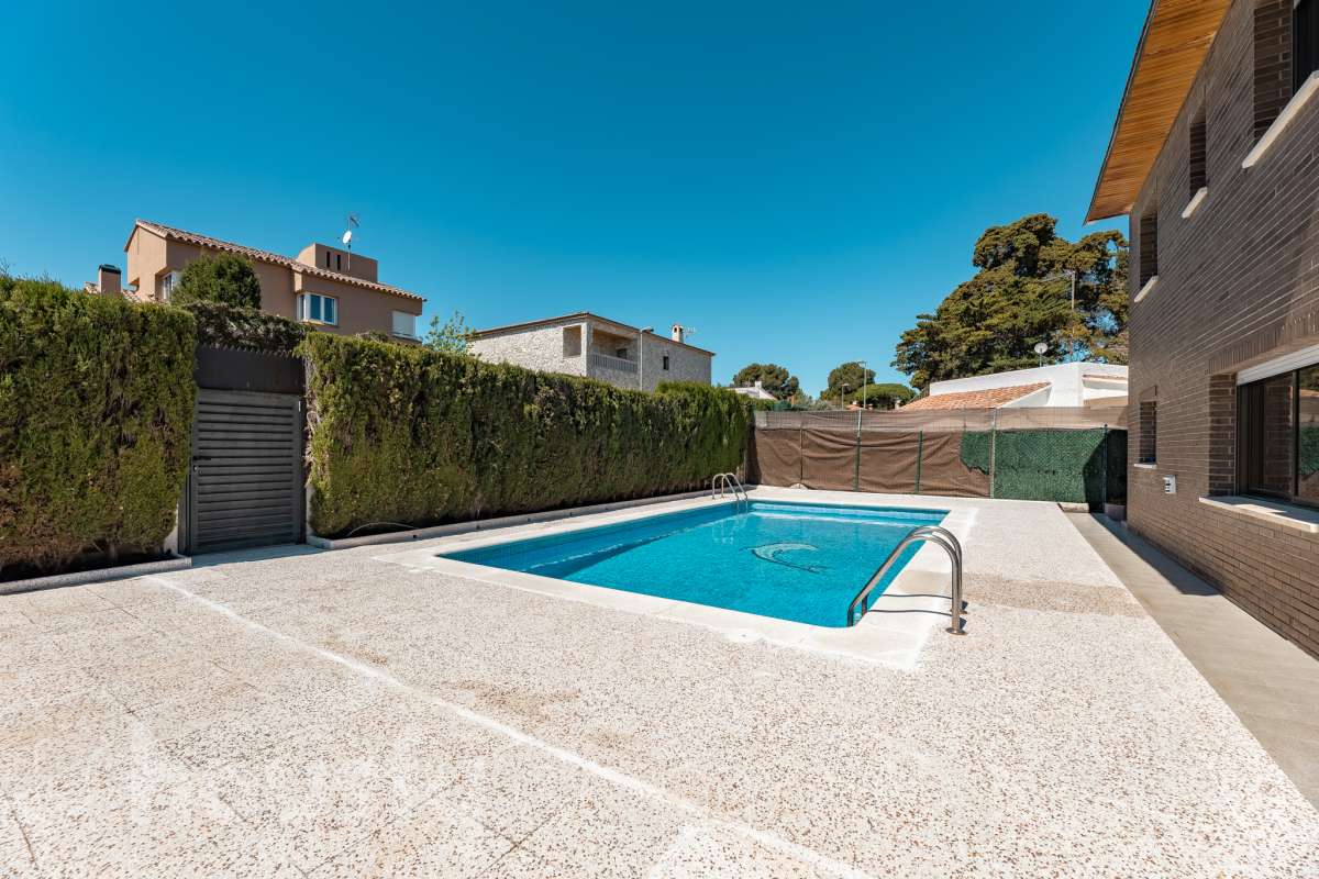 Housfy vende 🏡 casa esquinera en Creixell; dispone de 342,5m2 construidos según Nota Simple del Registro de la Propiedad (280m2 útiles) en una parcela de 678m2. En Catastro constan 270m2 construidos (verificados con la Dirección General de Catastro). Construida en el año: 1987, la vivienda es una delicia de luz natural y amplitud. Ubicada en la urbanización de La Coma, nos enamorarán las vistas al mar junto con otros elementos privilegiados. Así, la zona de piscina y barbacoa es ideal para familia y amigos. Nos acompañará un espléndido jardín en una zona muy tranquila y bien comunicada. En el interior y como puntos diferenciales, encontraremos una estética sala de billar, una encantadora bodega y una sala para gimnasio con posibilidad de sauna. Esta calidad de vida la tiene al alcance de la mano. Distribución de estancias -Salón-comedor -3 Dormitorios -4 Baños -Cocina equipada -Bodega -Sala de billar con bar -Sala de gimnasio Características específicas -Cédula de habitabilidad -Aire acondicionado -Trastero -Terraza -Piscina privada -Jardín privado -Zona de barbacoa -1 Plaza de garaje cerrado + dos en exterior Zona y entorno Respecto a la ubicación, se sitúa en Creixell, municipio de Tarragona. Esta propiedad se encuentra cerca de colegios, supermercados y farmacias. Aviso legal El precio de venta no incluye gastos de la compraventa como notaría, registro, impuestos, ni tampoco honorarios agencia. Esta publicación no es vinculante. Consulta siempre la nota simple con Housfy antes de formalizar la compraventa. Sobre nosotros Housfy es la plataforma integral de servicios inmobiliarios. Nuestra combinación de expertos y tecnología pone al alcance de todo el mundo servicios cómodos, claros y seguros. AICAT número: 7922. Nos encargamos de la gestión y asesoramiento de la compra. ¡Olvídate de todo! Hacemos los trámites por ti. Y, si además necesitas financiación, ponemos a tu disposición un bróker hipotecario para ayudarte a conseguir las mejores condiciones para tu perfil económico. ¿Quieres visitarla? Contacta con Housfy y agenda tu visita sin compromiso. Más información en: housfy.com Este anuncio contiene imágenes ilustrativas, con el objetivo de mostrar el potencial de la propiedad, y pueden diferir del resultado final.-41