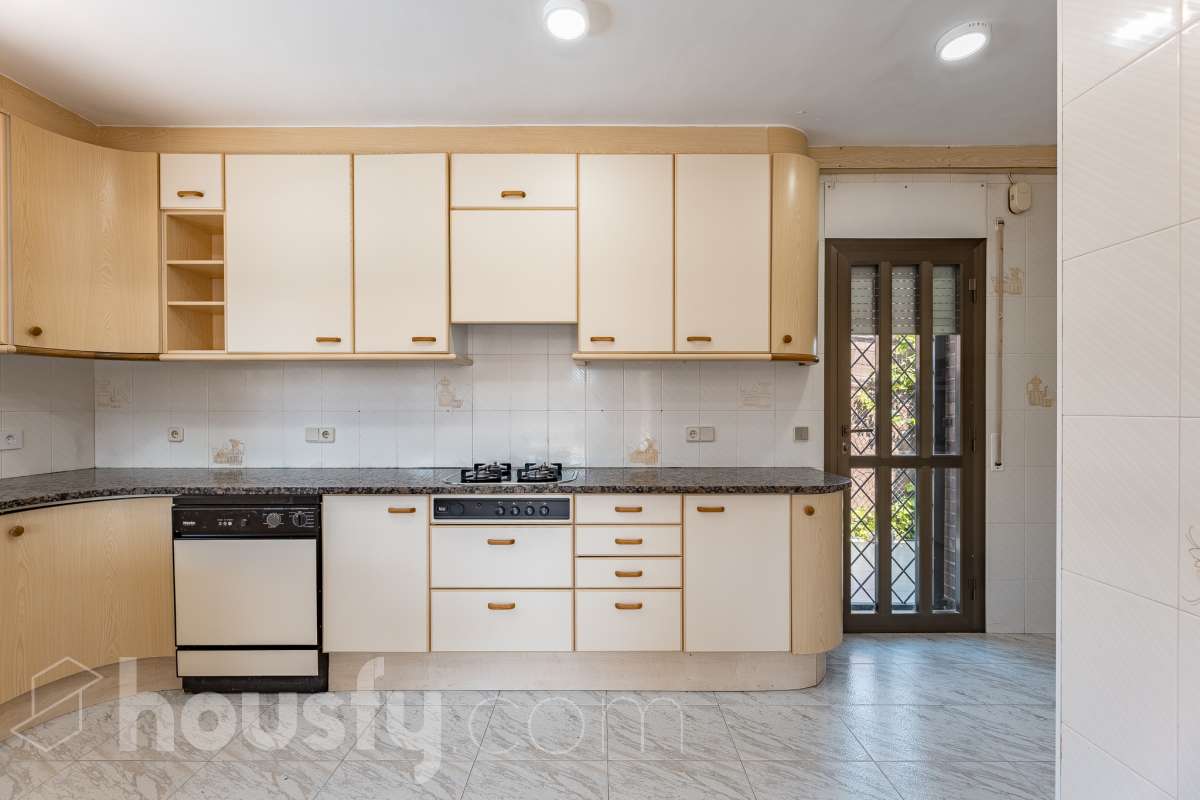 Housfy vende 🏡 casa esquinera en Creixell; dispone de 342,5m2 construidos según Nota Simple del Registro de la Propiedad (280m2 útiles) en una parcela de 678m2. En Catastro constan 270m2 construidos (verificados con la Dirección General de Catastro). Construida en el año: 1987, la vivienda es una delicia de luz natural y amplitud. Ubicada en la urbanización de La Coma, nos enamorarán las vistas al mar junto con otros elementos privilegiados. Así, la zona de piscina y barbacoa es ideal para familia y amigos. Nos acompañará un espléndido jardín en una zona muy tranquila y bien comunicada. En el interior y como puntos diferenciales, encontraremos una estética sala de billar, una encantadora bodega y una sala para gimnasio con posibilidad de sauna. Esta calidad de vida la tiene al alcance de la mano. Distribución de estancias -Salón-comedor -3 Dormitorios -4 Baños -Cocina equipada -Bodega -Sala de billar con bar -Sala de gimnasio Características específicas -Cédula de habitabilidad -Aire acondicionado -Trastero -Terraza -Piscina privada -Jardín privado -Zona de barbacoa -1 Plaza de garaje cerrado + dos en exterior Zona y entorno Respecto a la ubicación, se sitúa en Creixell, municipio de Tarragona. Esta propiedad se encuentra cerca de colegios, supermercados y farmacias. Aviso legal El precio de venta no incluye gastos de la compraventa como notaría, registro, impuestos, ni tampoco honorarios agencia. Esta publicación no es vinculante. Consulta siempre la nota simple con Housfy antes de formalizar la compraventa. Sobre nosotros Housfy es la plataforma integral de servicios inmobiliarios. Nuestra combinación de expertos y tecnología pone al alcance de todo el mundo servicios cómodos, claros y seguros. AICAT número: 7922. Nos encargamos de la gestión y asesoramiento de la compra. ¡Olvídate de todo! Hacemos los trámites por ti. Y, si además necesitas financiación, ponemos a tu disposición un bróker hipotecario para ayudarte a conseguir las mejores condiciones para tu perfil económico. ¿Quieres visitarla? Contacta con Housfy y agenda tu visita sin compromiso. Más información en: housfy.com Este anuncio contiene imágenes ilustrativas, con el objetivo de mostrar el potencial de la propiedad, y pueden diferir del resultado final.-15