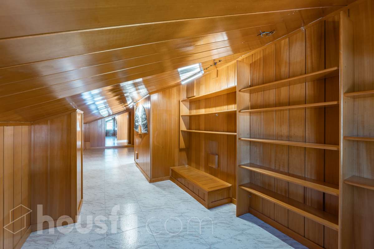 Housfy vende 🏡 casa esquinera en Creixell; dispone de 342,5m2 construidos según Nota Simple del Registro de la Propiedad (280m2 útiles) en una parcela de 678m2. En Catastro constan 270m2 construidos (verificados con la Dirección General de Catastro). Construida en el año: 1987, la vivienda es una delicia de luz natural y amplitud. Ubicada en la urbanización de La Coma, nos enamorarán las vistas al mar junto con otros elementos privilegiados. Así, la zona de piscina y barbacoa es ideal para familia y amigos. Nos acompañará un espléndido jardín en una zona muy tranquila y bien comunicada. En el interior y como puntos diferenciales, encontraremos una estética sala de billar, una encantadora bodega y una sala para gimnasio con posibilidad de sauna. Esta calidad de vida la tiene al alcance de la mano. Distribución de estancias -Salón-comedor -3 Dormitorios -4 Baños -Cocina equipada -Bodega -Sala de billar con bar -Sala de gimnasio Características específicas -Cédula de habitabilidad -Aire acondicionado -Trastero -Terraza -Piscina privada -Jardín privado -Zona de barbacoa -1 Plaza de garaje cerrado + dos en exterior Zona y entorno Respecto a la ubicación, se sitúa en Creixell, municipio de Tarragona. Esta propiedad se encuentra cerca de colegios, supermercados y farmacias. Aviso legal El precio de venta no incluye gastos de la compraventa como notaría, registro, impuestos, ni tampoco honorarios agencia. Esta publicación no es vinculante. Consulta siempre la nota simple con Housfy antes de formalizar la compraventa. Sobre nosotros Housfy es la plataforma integral de servicios inmobiliarios. Nuestra combinación de expertos y tecnología pone al alcance de todo el mundo servicios cómodos, claros y seguros. AICAT número: 7922. Nos encargamos de la gestión y asesoramiento de la compra. ¡Olvídate de todo! Hacemos los trámites por ti. Y, si además necesitas financiación, ponemos a tu disposición un bróker hipotecario para ayudarte a conseguir las mejores condiciones para tu perfil económico. ¿Quieres visitarla? Contacta con Housfy y agenda tu visita sin compromiso. Más información en: housfy.com Este anuncio contiene imágenes ilustrativas, con el objetivo de mostrar el potencial de la propiedad, y pueden diferir del resultado final.-22
