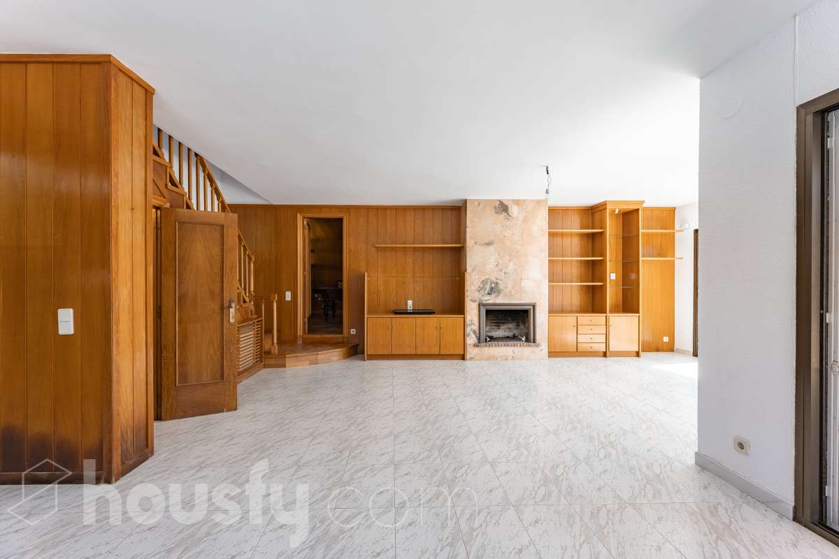 Housfy vende 🏡 casa esquinera en Creixell; dispone de 342,5m2 construidos según Nota Simple del Registro de la Propiedad (280m2 útiles) en una parcela de 678m2. En Catastro constan 270m2 construidos (verificados con la Dirección General de Catastro). Construida en el año: 1987, la vivienda es una delicia de luz natural y amplitud. Ubicada en la urbanización de La Coma, nos enamorarán las vistas al mar junto con otros elementos privilegiados. Así, la zona de piscina y barbacoa es ideal para familia y amigos. Nos acompañará un espléndido jardín en una zona muy tranquila y bien comunicada. En el interior y como puntos diferenciales, encontraremos una estética sala de billar, una encantadora bodega y una sala para gimnasio con posibilidad de sauna. Esta calidad de vida la tiene al alcance de la mano. Distribución de estancias -Salón-comedor -3 Dormitorios -4 Baños -Cocina equipada -Bodega -Sala de billar con bar -Sala de gimnasio Características específicas -Cédula de habitabilidad -Aire acondicionado -Trastero -Terraza -Piscina privada -Jardín privado -Zona de barbacoa -1 Plaza de garaje cerrado + dos en exterior Zona y entorno Respecto a la ubicación, se sitúa en Creixell, municipio de Tarragona. Esta propiedad se encuentra cerca de colegios, supermercados y farmacias. Aviso legal El precio de venta no incluye gastos de la compraventa como notaría, registro, impuestos, ni tampoco honorarios agencia. Esta publicación no es vinculante. Consulta siempre la nota simple con Housfy antes de formalizar la compraventa. Sobre nosotros Housfy es la plataforma integral de servicios inmobiliarios. Nuestra combinación de expertos y tecnología pone al alcance de todo el mundo servicios cómodos, claros y seguros. AICAT número: 7922. Nos encargamos de la gestión y asesoramiento de la compra. ¡Olvídate de todo! Hacemos los trámites por ti. Y, si además necesitas financiación, ponemos a tu disposición un bróker hipotecario para ayudarte a conseguir las mejores condiciones para tu perfil económico. ¿Quieres visitarla? Contacta con Housfy y agenda tu visita sin compromiso. Más información en: housfy.com Este anuncio contiene imágenes ilustrativas, con el objetivo de mostrar el potencial de la propiedad, y pueden diferir del resultado final.-5
