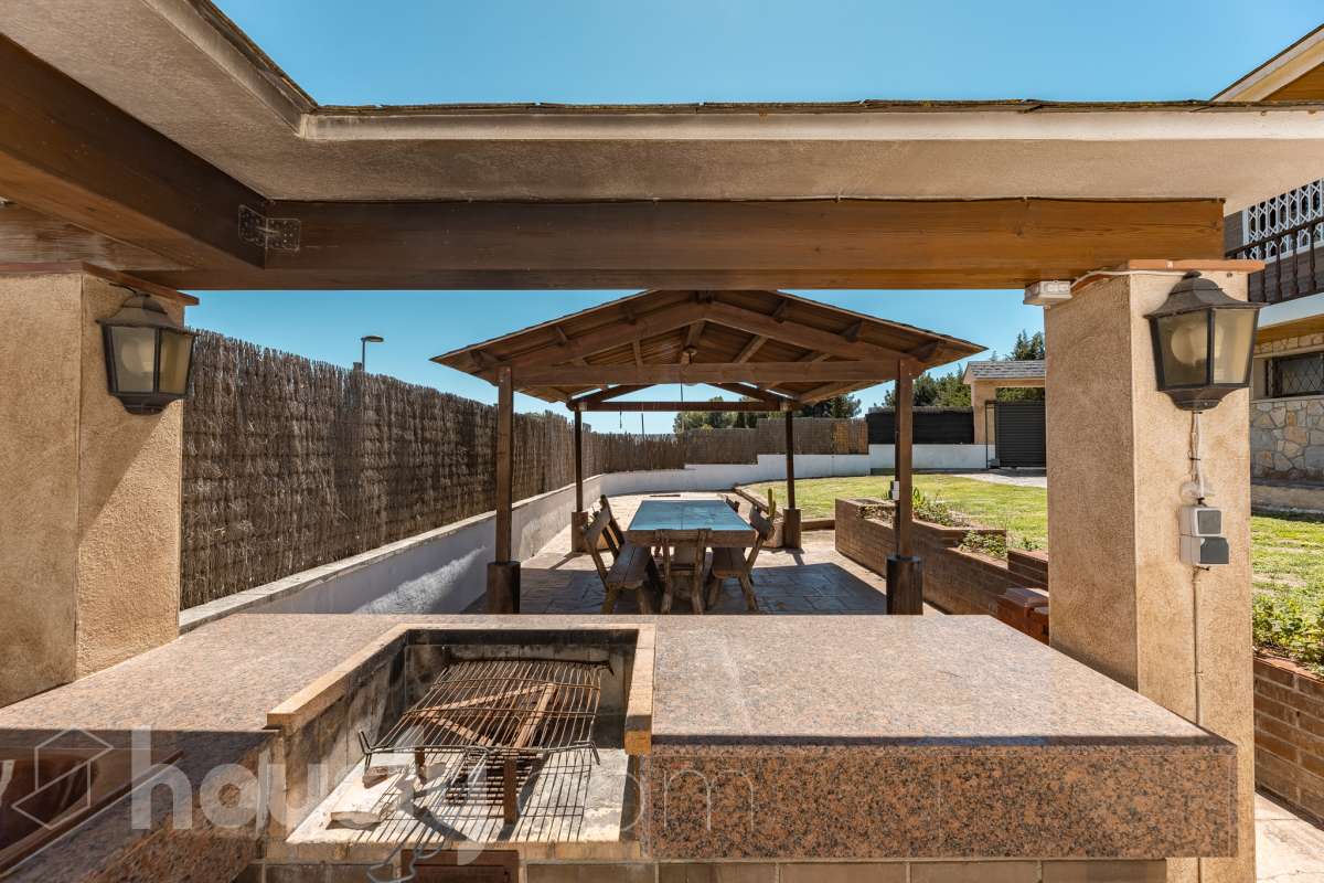 Housfy vende 🏡 casa esquinera en Creixell; dispone de 342,5m2 construidos según Nota Simple del Registro de la Propiedad (280m2 útiles) en una parcela de 678m2. En Catastro constan 270m2 construidos (verificados con la Dirección General de Catastro). Construida en el año: 1987, la vivienda es una delicia de luz natural y amplitud. Ubicada en la urbanización de La Coma, nos enamorarán las vistas al mar junto con otros elementos privilegiados. Así, la zona de piscina y barbacoa es ideal para familia y amigos. Nos acompañará un espléndido jardín en una zona muy tranquila y bien comunicada. En el interior y como puntos diferenciales, encontraremos una estética sala de billar, una encantadora bodega y una sala para gimnasio con posibilidad de sauna. Esta calidad de vida la tiene al alcance de la mano. Distribución de estancias -Salón-comedor -3 Dormitorios -4 Baños -Cocina equipada -Bodega -Sala de billar con bar -Sala de gimnasio Características específicas -Cédula de habitabilidad -Aire acondicionado -Trastero -Terraza -Piscina privada -Jardín privado -Zona de barbacoa -1 Plaza de garaje cerrado + dos en exterior Zona y entorno Respecto a la ubicación, se sitúa en Creixell, municipio de Tarragona. Esta propiedad se encuentra cerca de colegios, supermercados y farmacias. Aviso legal El precio de venta no incluye gastos de la compraventa como notaría, registro, impuestos, ni tampoco honorarios agencia. Esta publicación no es vinculante. Consulta siempre la nota simple con Housfy antes de formalizar la compraventa. Sobre nosotros Housfy es la plataforma integral de servicios inmobiliarios. Nuestra combinación de expertos y tecnología pone al alcance de todo el mundo servicios cómodos, claros y seguros. AICAT número: 7922. Nos encargamos de la gestión y asesoramiento de la compra. ¡Olvídate de todo! Hacemos los trámites por ti. Y, si además necesitas financiación, ponemos a tu disposición un bróker hipotecario para ayudarte a conseguir las mejores condiciones para tu perfil económico. ¿Quieres visitarla? Contacta con Housfy y agenda tu visita sin compromiso. Más información en: housfy.com Este anuncio contiene imágenes ilustrativas, con el objetivo de mostrar el potencial de la propiedad, y pueden diferir del resultado final.-49